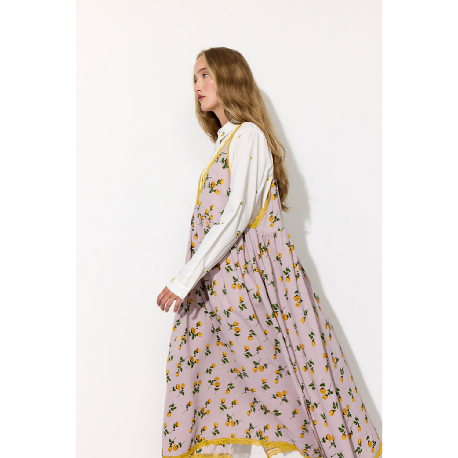 Hunkøn Lisa Kleid mit V-Ausschnitt vorne und hinten und Spitzendetails mit Blumenpring von Hunkøn. Model Seite