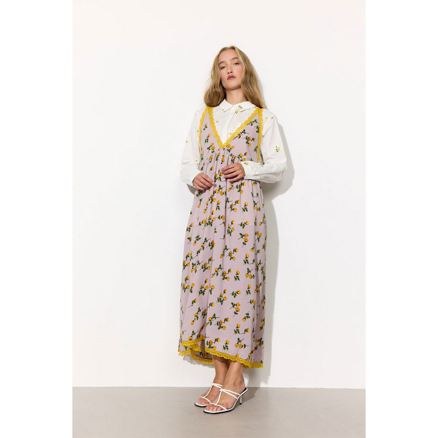 Hunkøn Lisa Kleid mit V-Ausschnitt vorne und hinten und Spitzendetails mit Blumenpring von Hunkøn. Model vorne