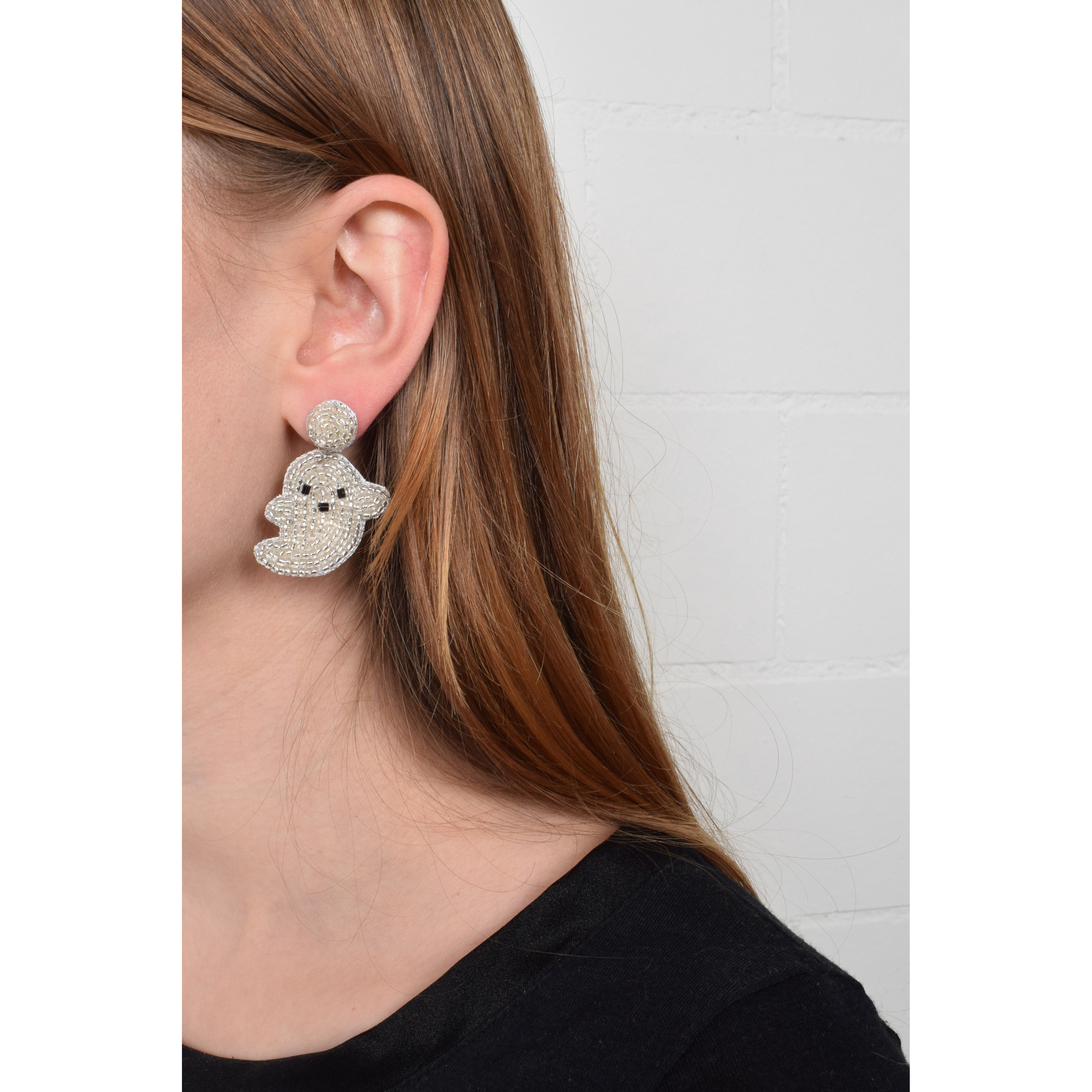 La Garçonne Bijoux Little Ghost Ohrstecker in Weiss von La Garconne Bijoux Model vorne