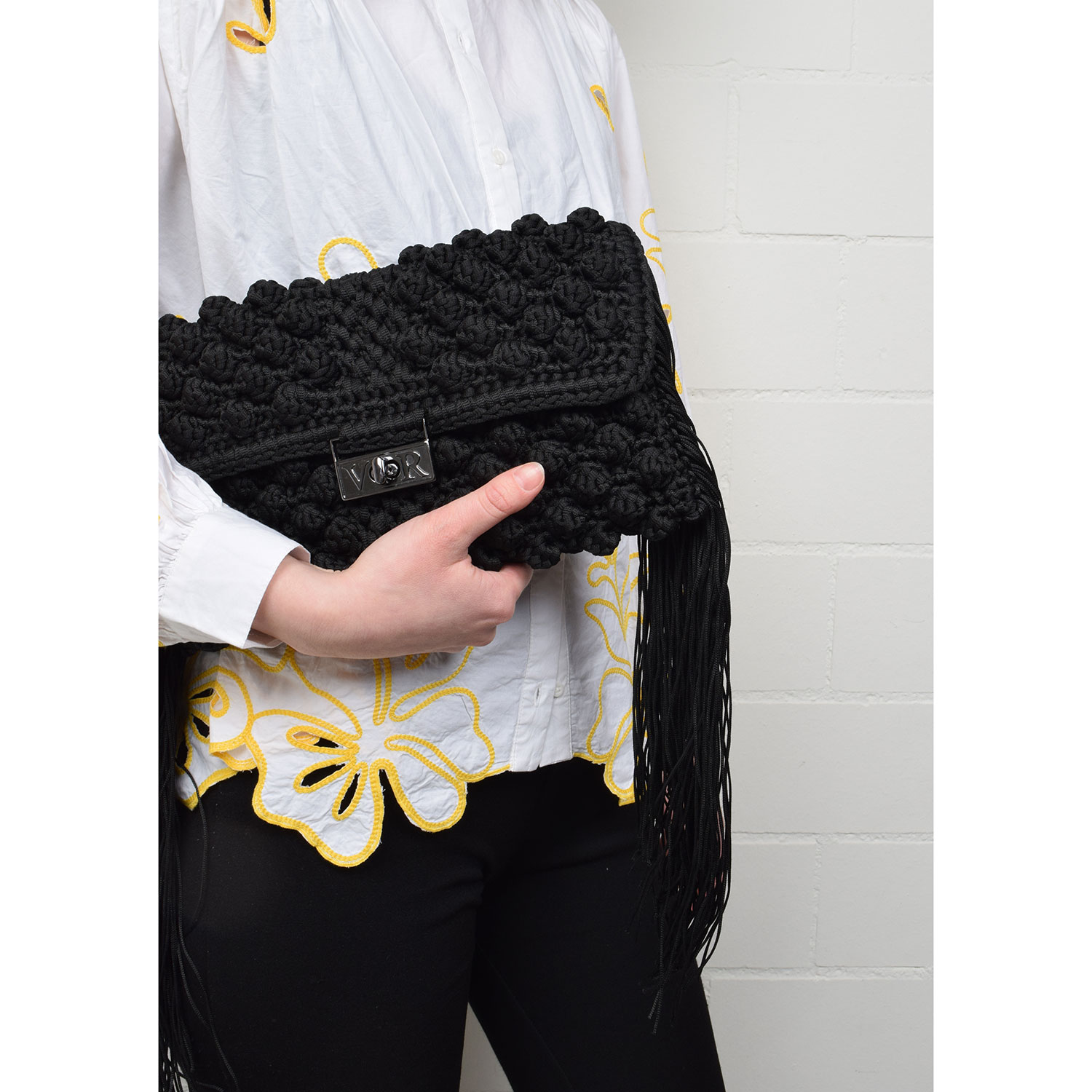 Vasilis & Roxani Lolita Crochet Clutch mit Fransen in Schwarz von Vasilis & Roxani. Model Detail