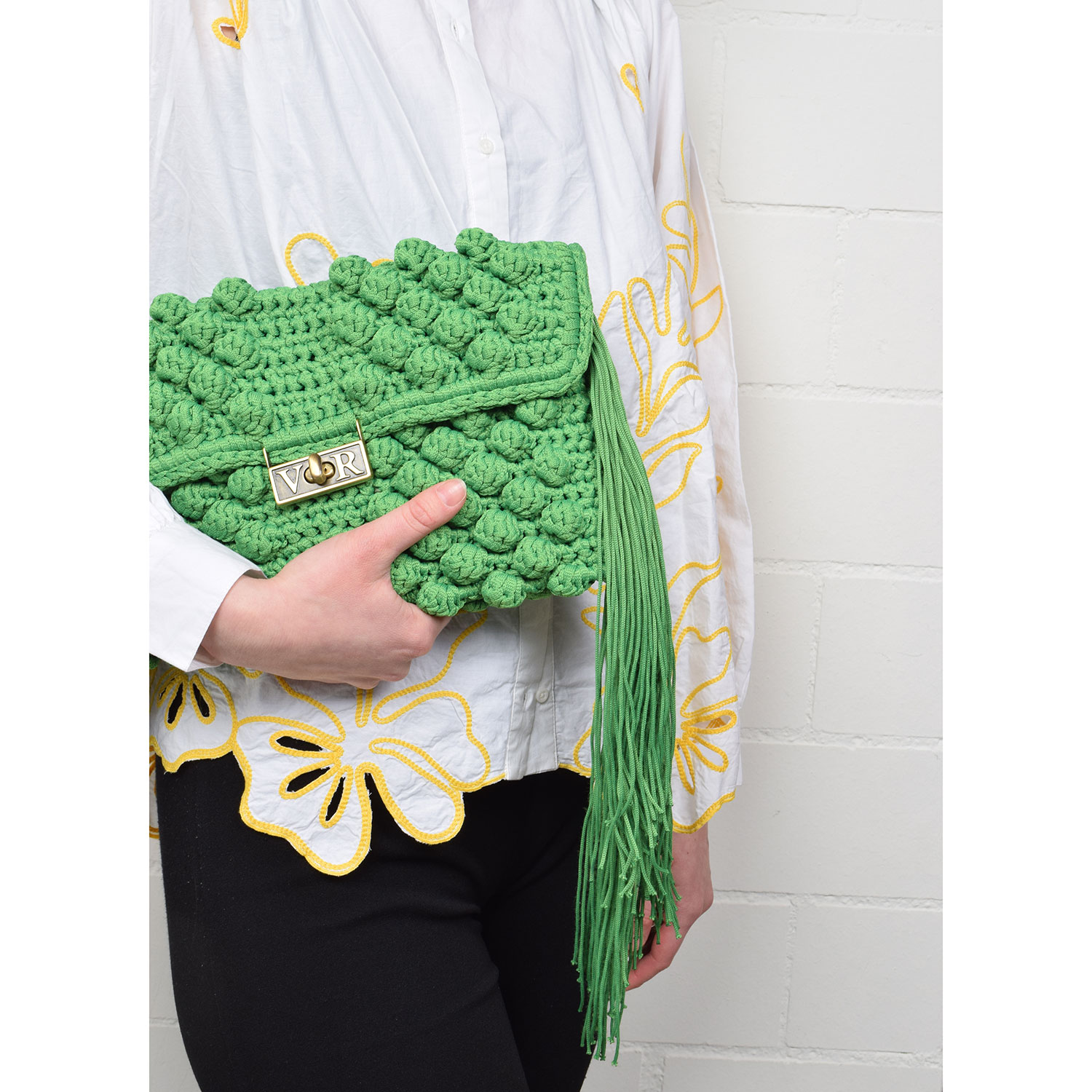 Vasilis & Roxani Lolita Crochet Clutch mit Fransen in Grün von Vasilis & Roxani. Model detail