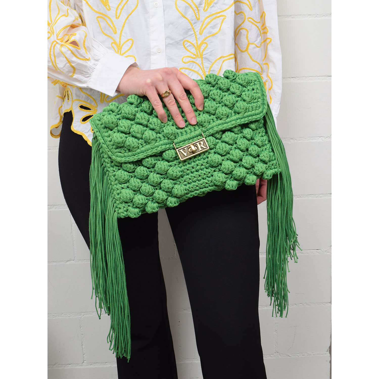 Vasilis & Roxani Lolita Crochet Clutch mit Fransen in Grün von Vasilis & Roxani. Model vorne