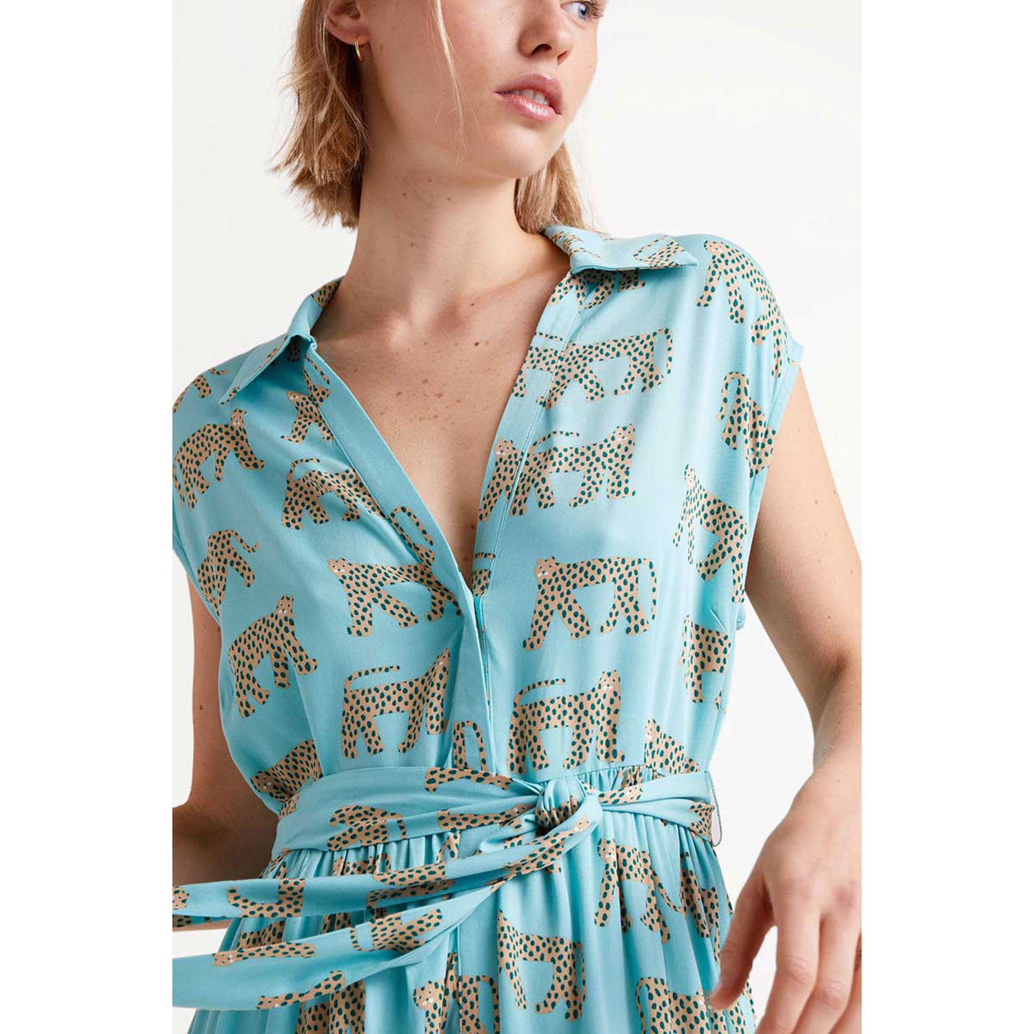 Compañia Fantastica Long Kleid in Türkis mit Leoparden Print von Compañia Fantastica Model Detail vorne