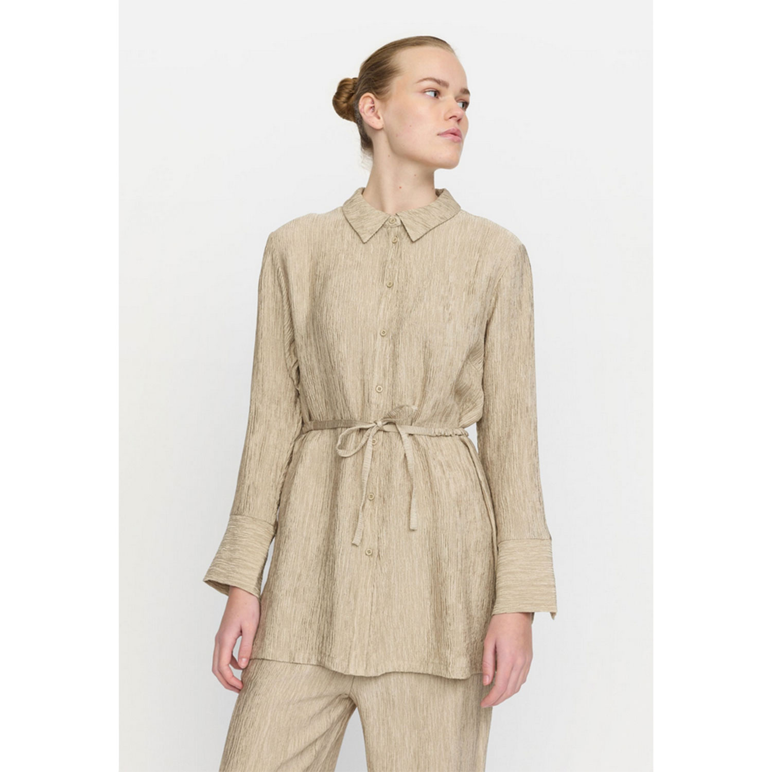 Soft Rebels Lottie länger geschnittene Hemdbluse mit Chemisekragen, Knopfleiste und Bindegürtel in Beige Grau von Soft Rebels. Model vorne