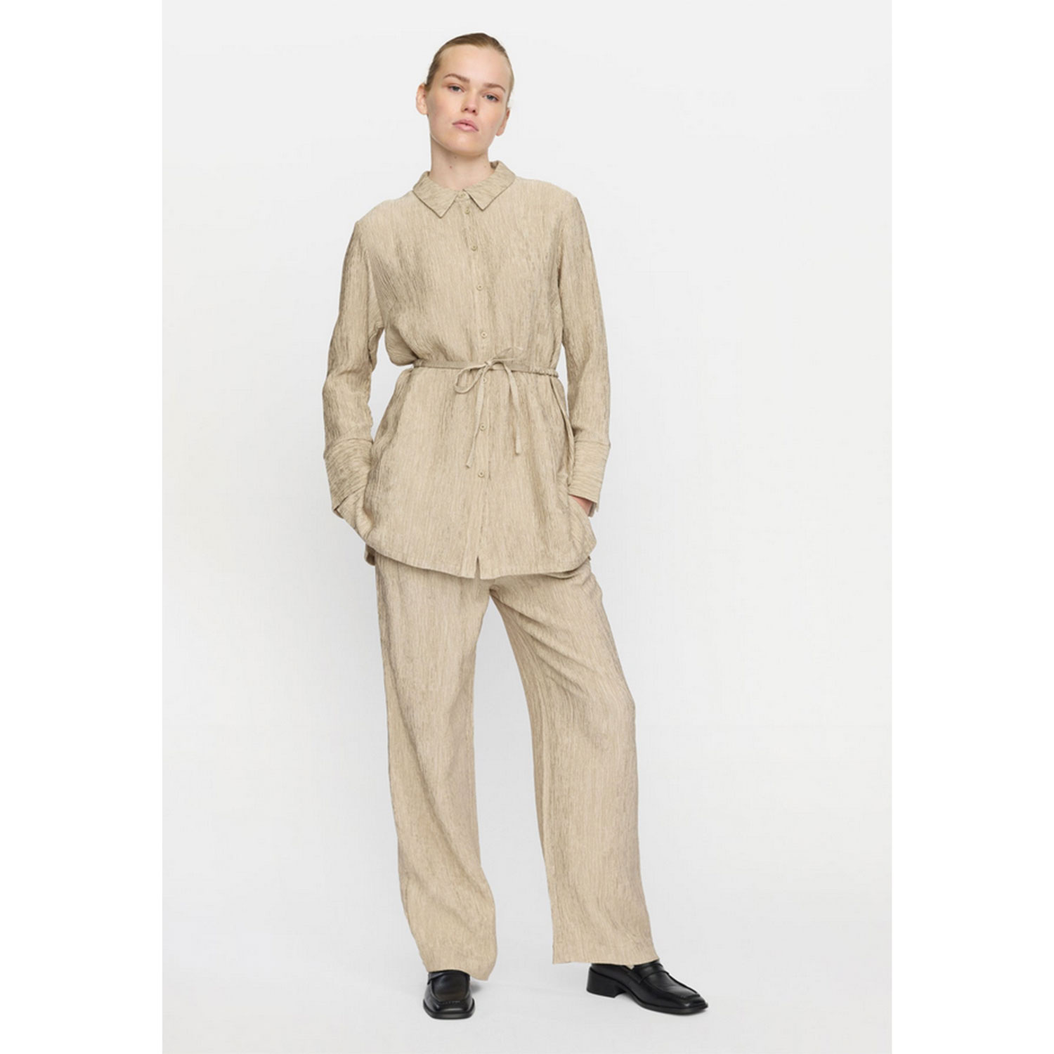 Soft Rebels Lottie länger geschnittene Hemdbluse mit Chemisekragen, Knopfleiste und Bindegürtel in Beige Grau von Soft Rebels. Model vorne