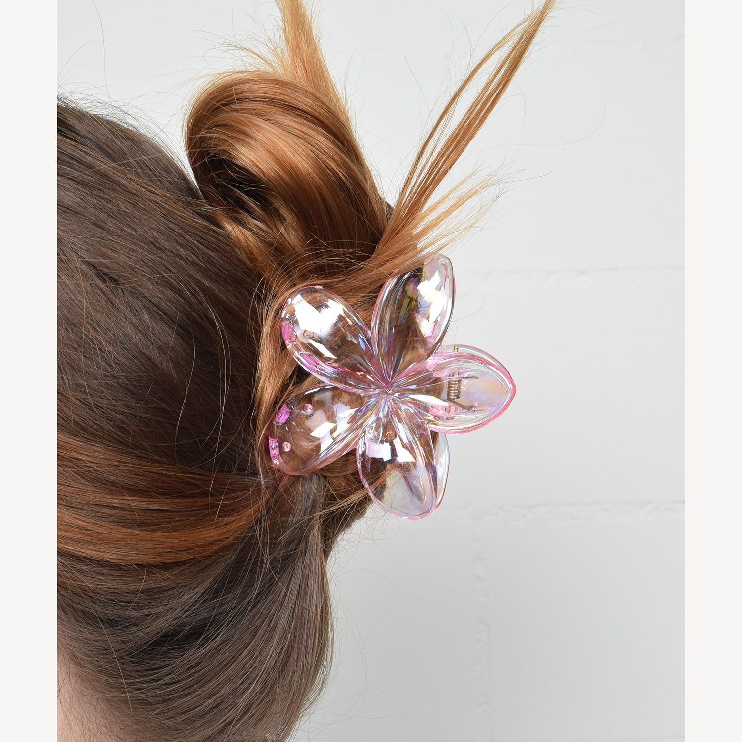 J'adore Transparente Lotusblüte Haarklammer in Pink in holographisch schimmernd von J'Adore Model Seite