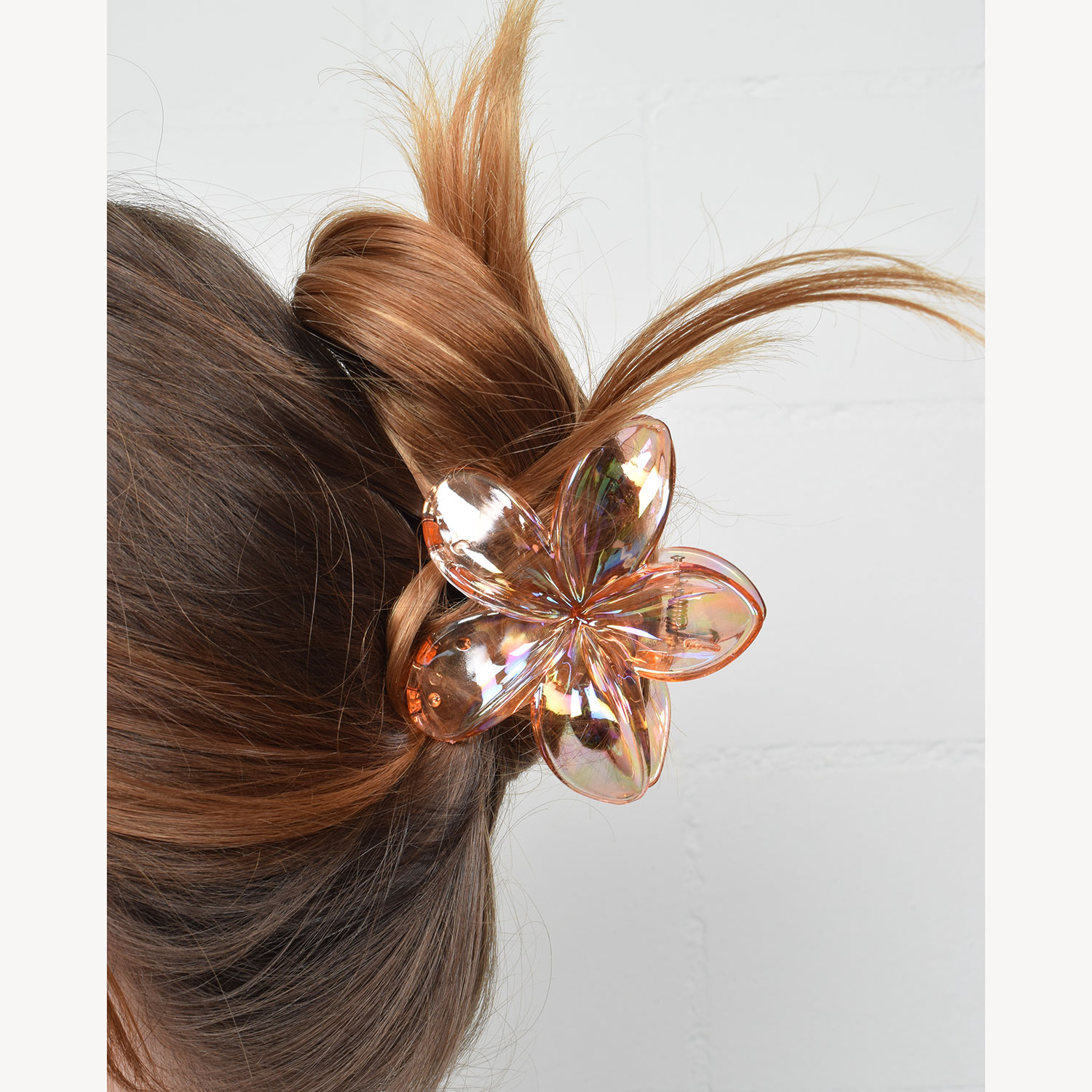 J&#39;adore Transparente Lotusblüte Haarklammer in Coral in holographisch schimmernd von J&#39;Adore Model Seite