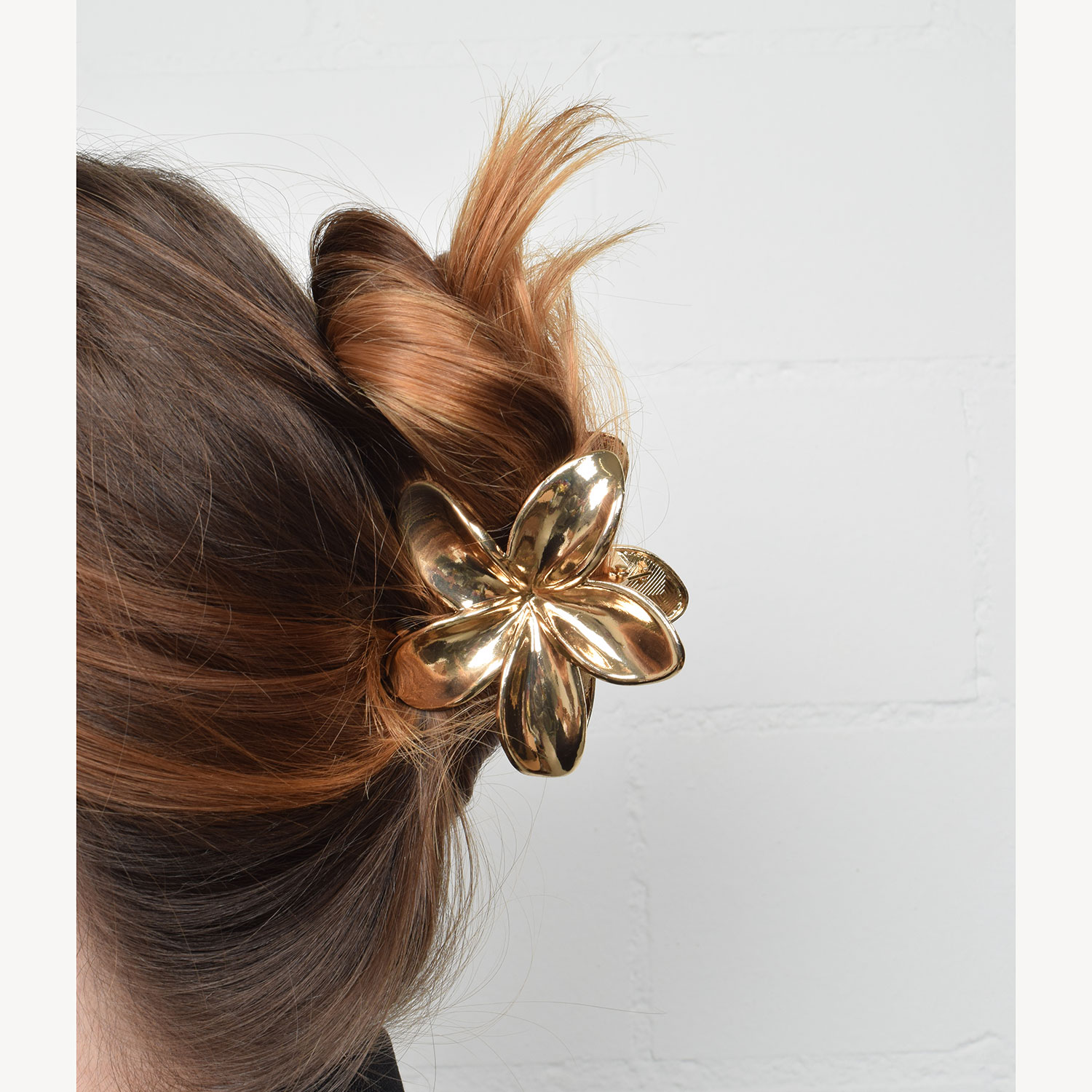 J'adore Lotusblüte Metall Haarklammer in Gold von J'adore Model Seite