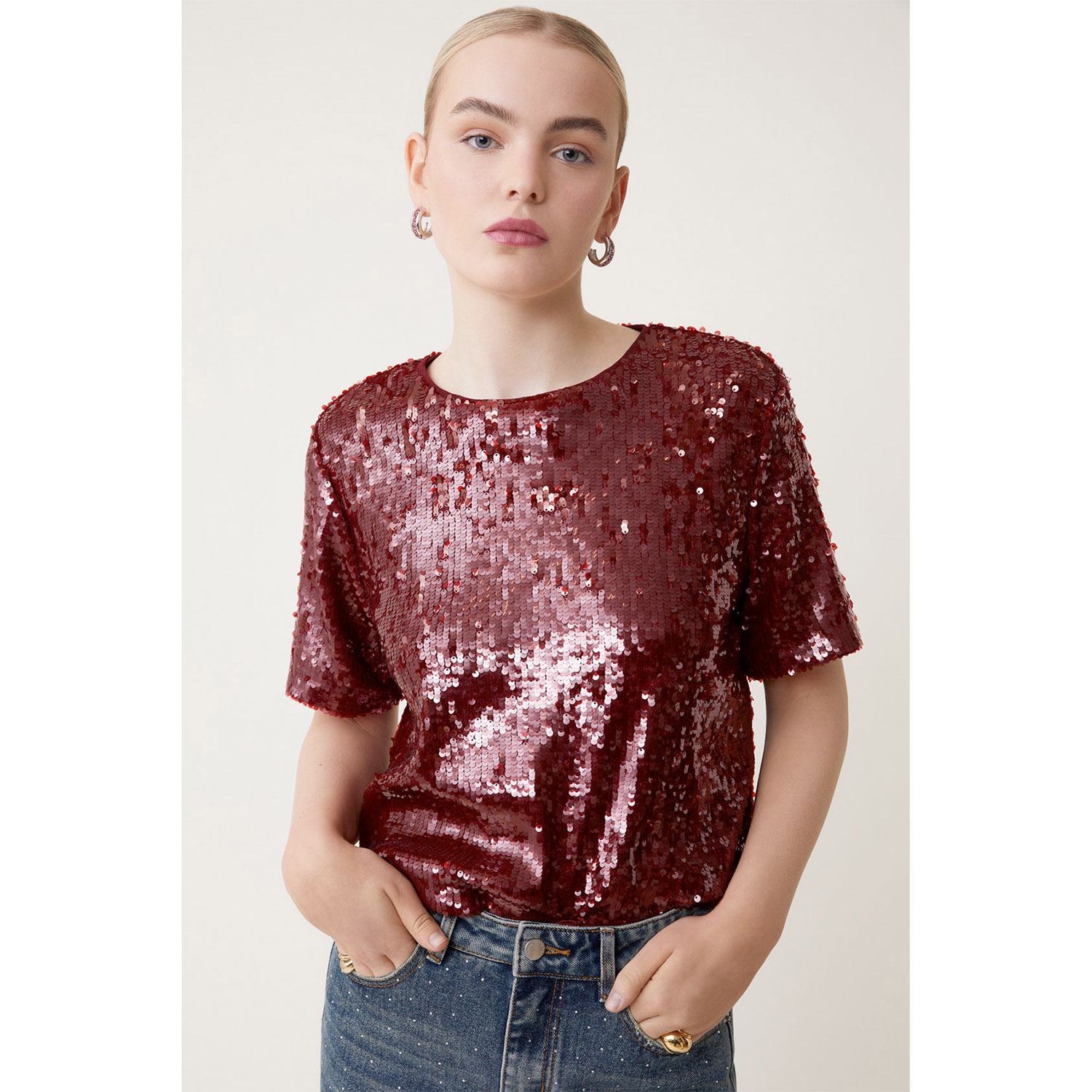 Suncoo Louise Kurzarm Bluse mit Pailetten in Bordeauxrot von Suncoo Model vorne