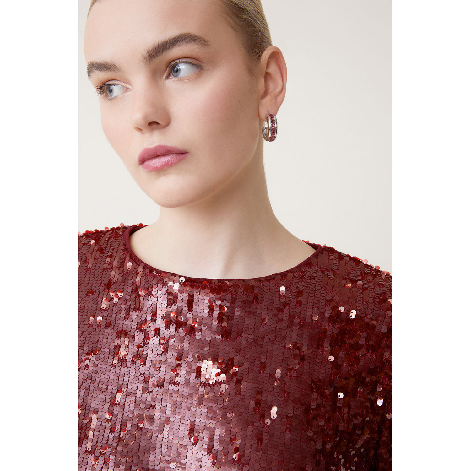 Suncoo Louise Kurzarm Bluse mit Pailetten in Bordeauxrot von Suncoo Model Detail