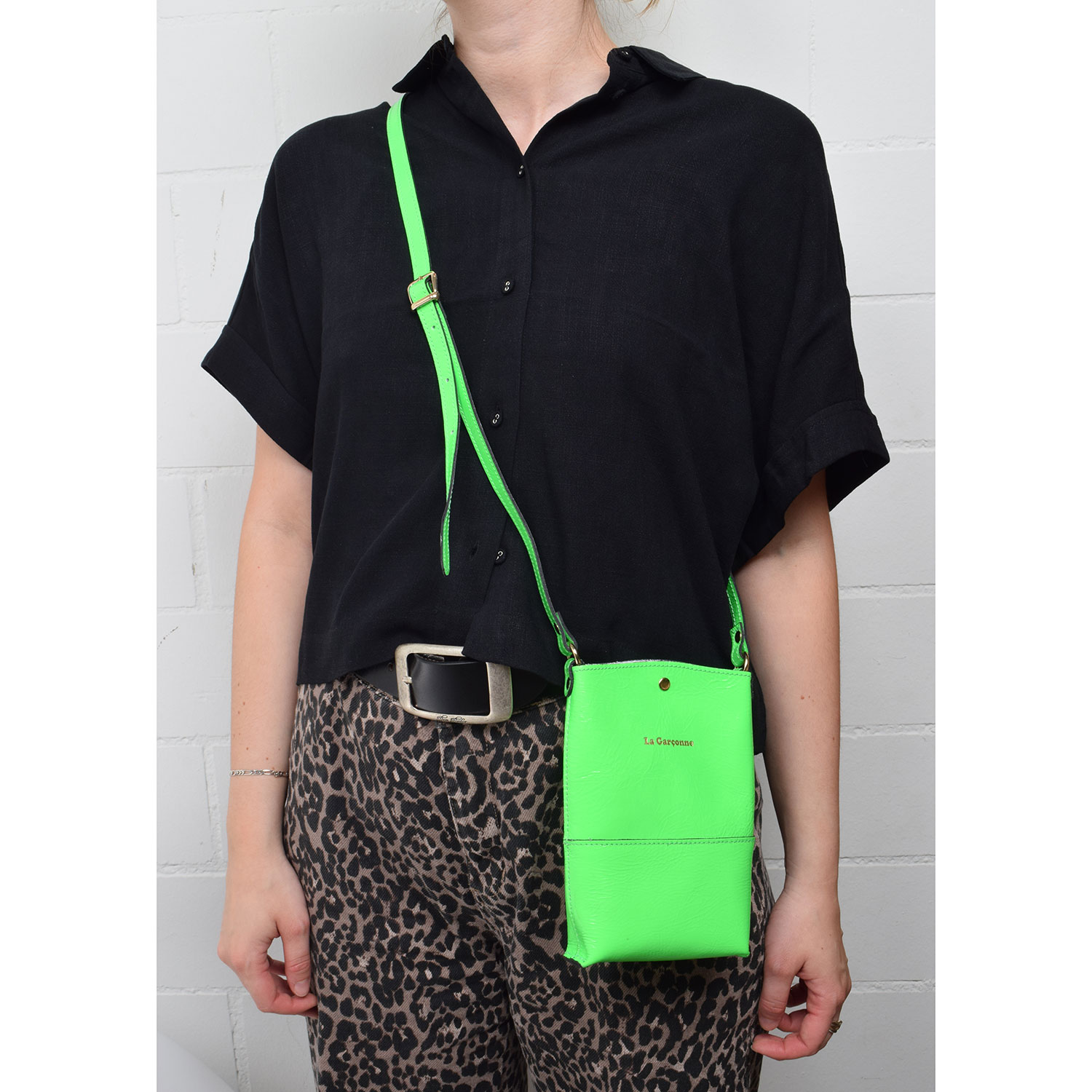 La Garçonne Accessoires Lucette La Garçonne Handytasche Neongrün Model vorne