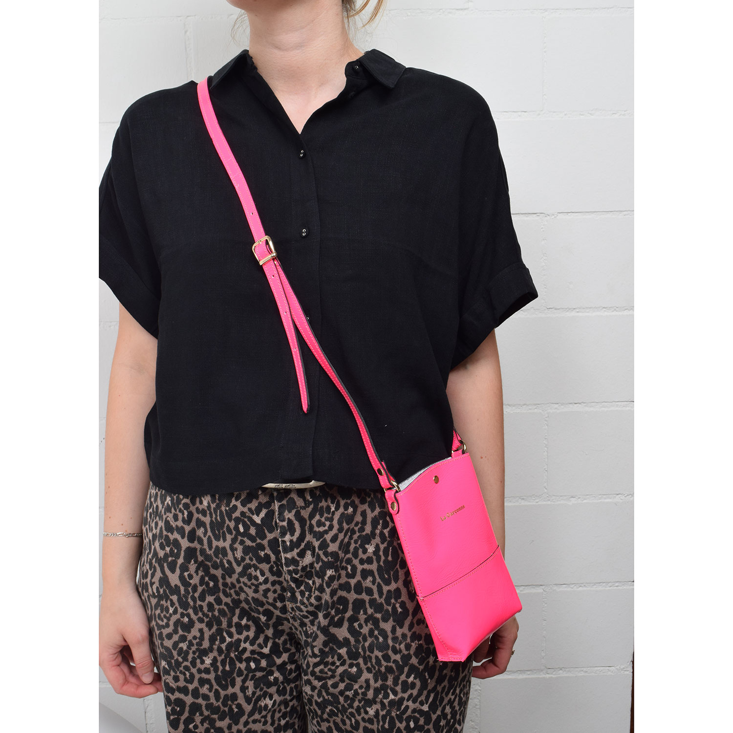 La Garçonne Accessoires Lucette La Garçonne Handytasche Pinkeneon Model vorne