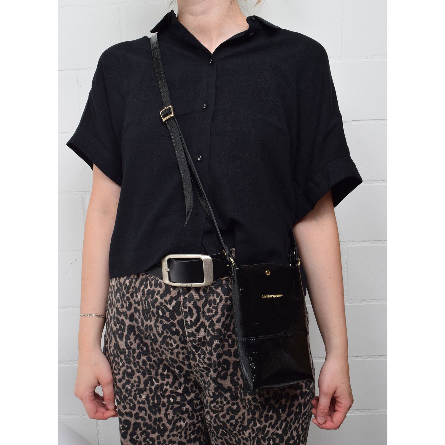 La Garçonne Accessoires Lucette La Garçonne Handytasche Schwarz Model vorne