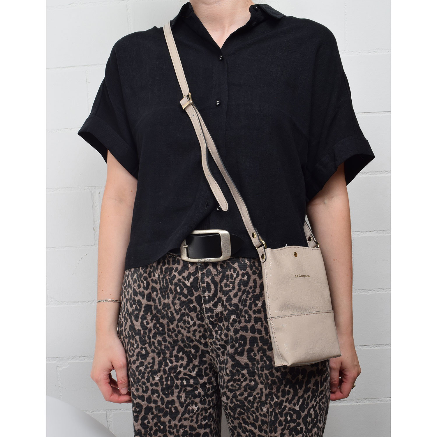 La Garçonne Accessoires Lucette La Garçonne Handytasche Taupe Model vorne