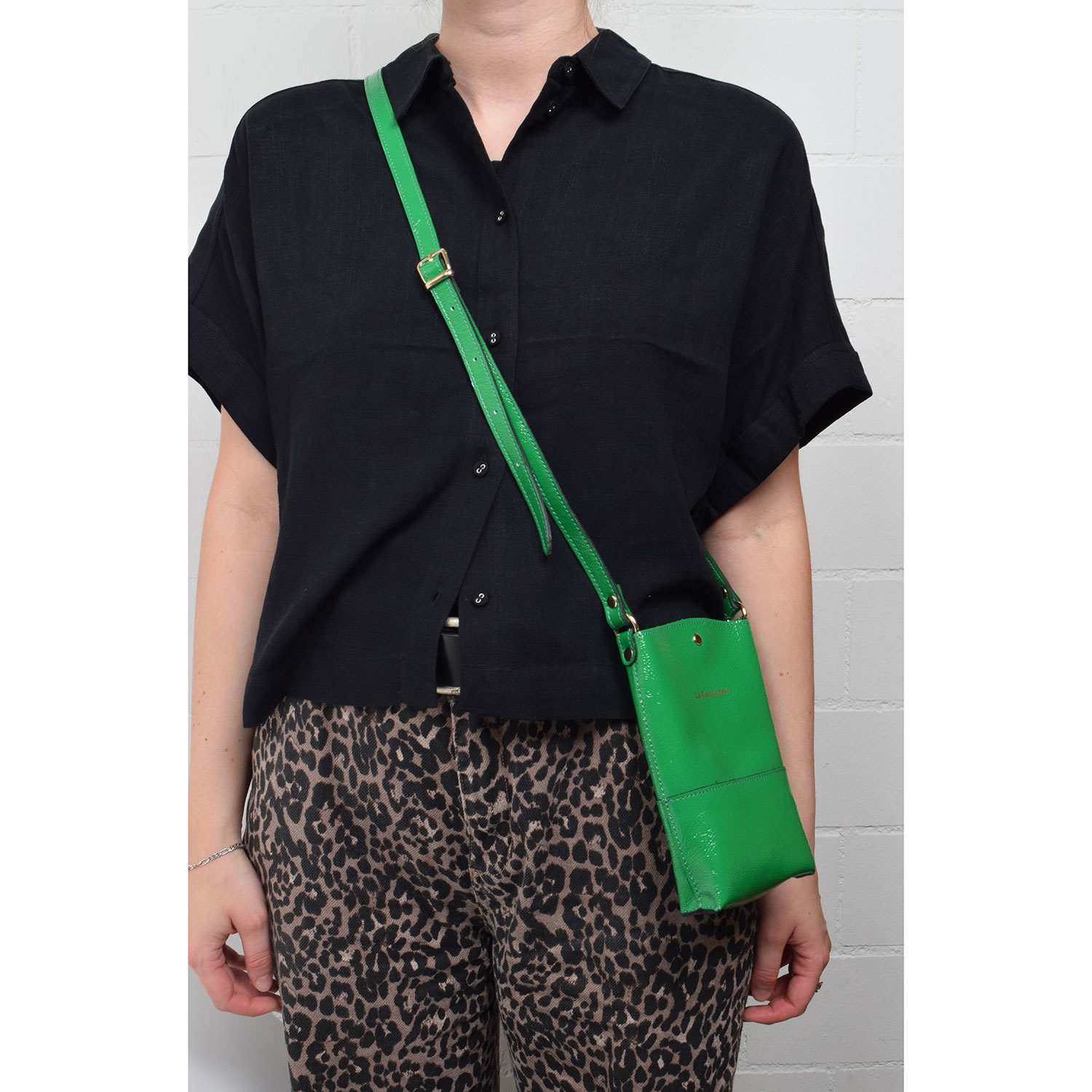 La Garçonne Accessoires Lucette La Garçonne Handytasche Grün Model vorne