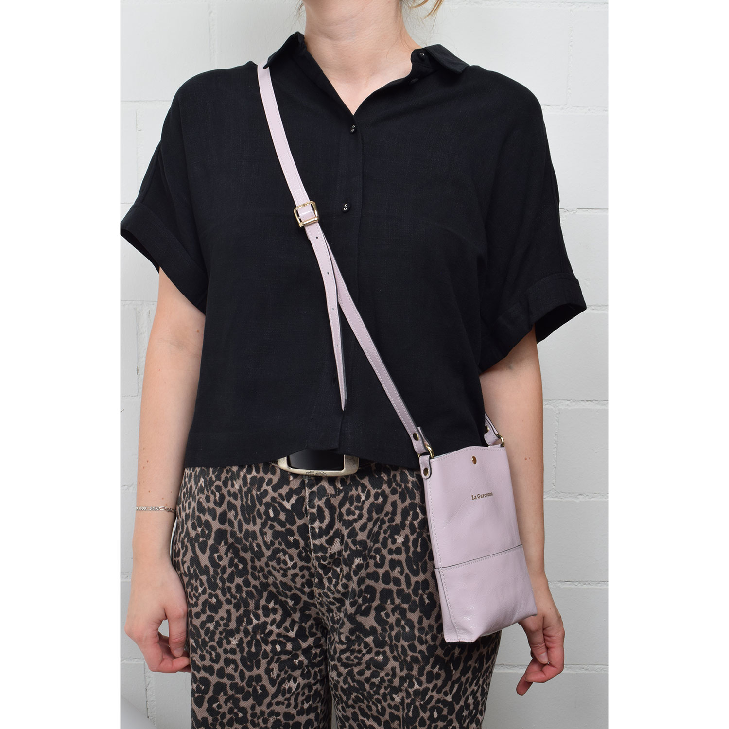 La Garçonne Accessoires Lucette La Garçonne Handytasche Lila Model vorne