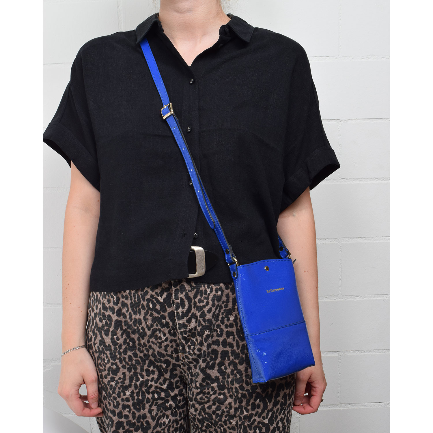 La Garçonne Accessoires Lucette La Garçonne Handytasche Blau Model vorne