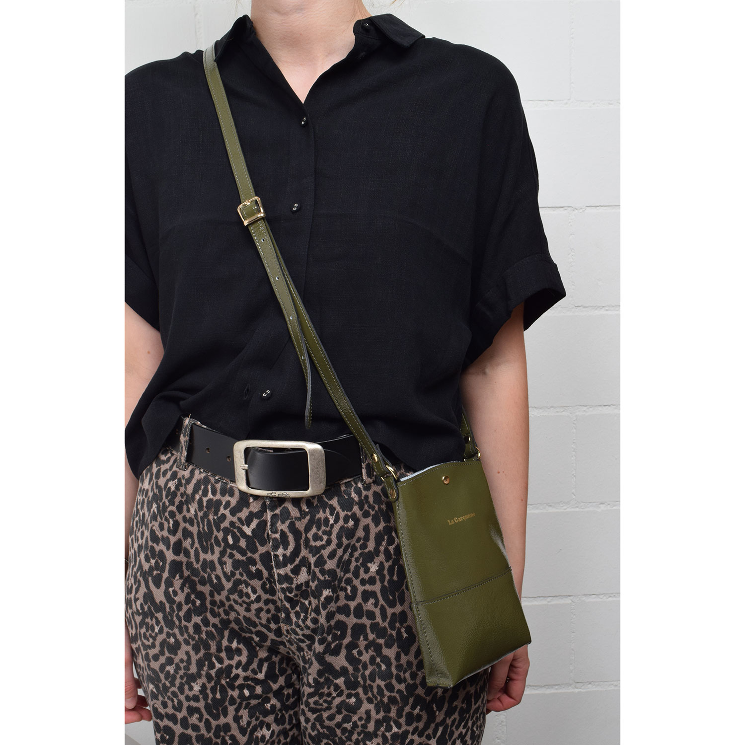 La Garçonne Accessoires Lucette La Garçonne Handytasche Olivegrün Model vorne