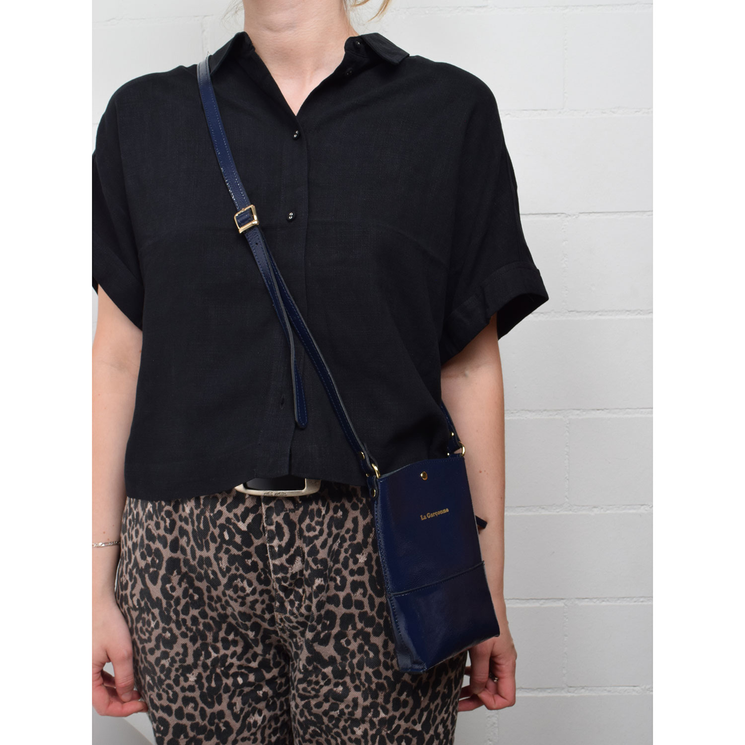 La Garçonne Accessoires Lucette La Garçonne Handytasche Dunkelblau Model vorne