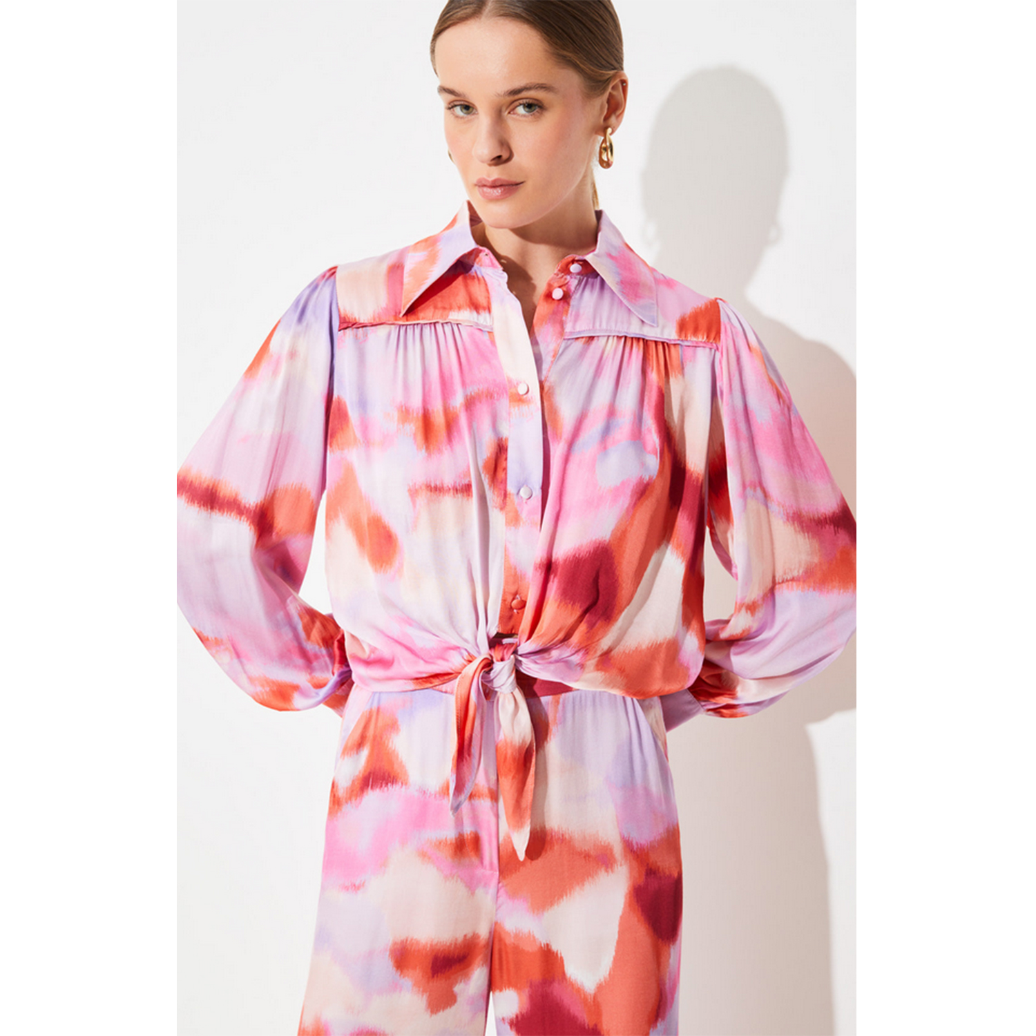 Suncoo Luna Bluse in Fuchsia von Suncoo Model vorne Detail