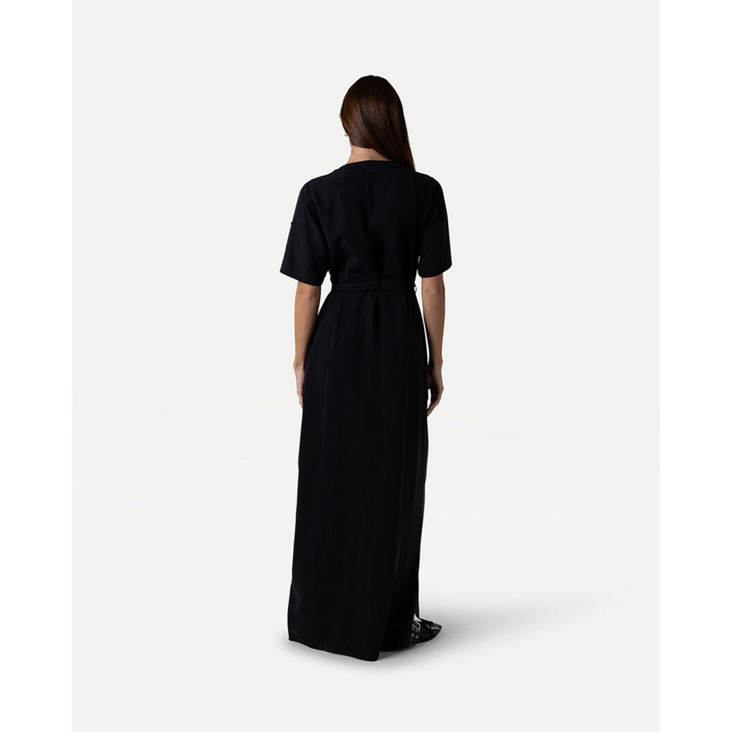 Another Label Lycke Maxi-Kleid mit V-Ausschnitt und kurzen Ärmel in Schwarz von Another Label. Model hinten