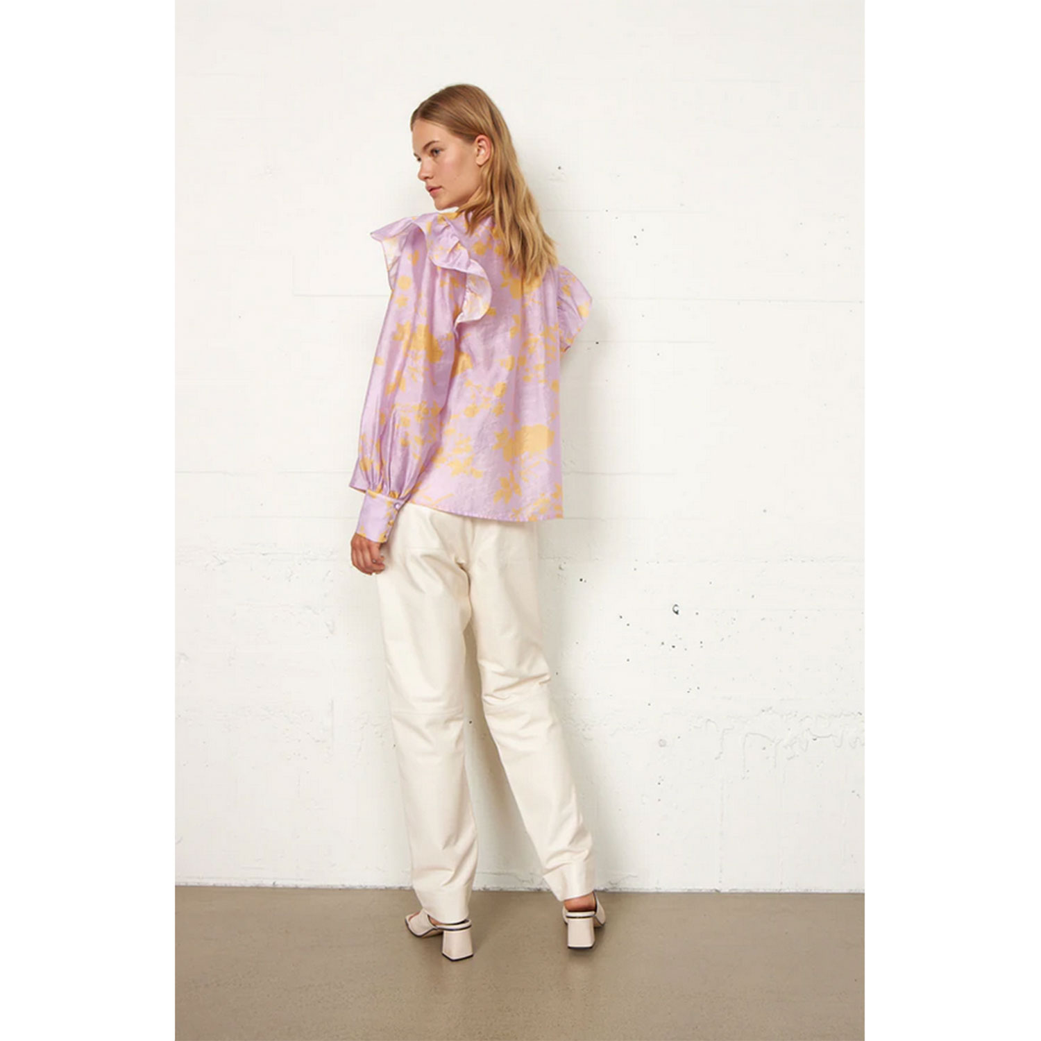 Second Female Lyna Second Female Bluse lila Model hinten