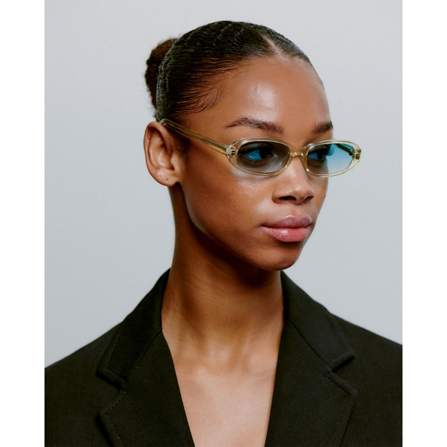 A.Kjaerbede Macy Sonnenbrille in Ecru transparent von A.Kjaerbede Model seite