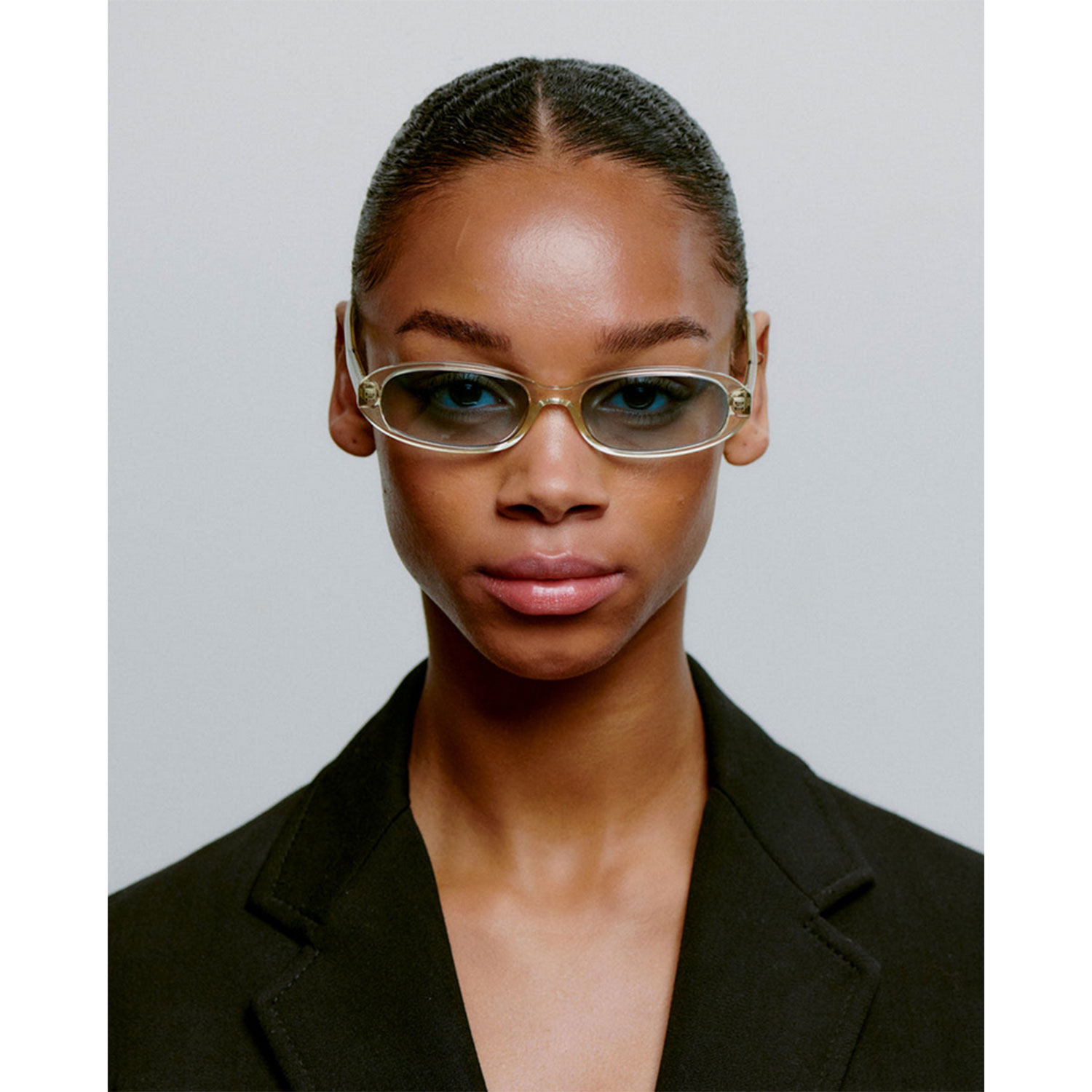 A.Kjaerbede Macy Sonnenbrille in Ecru transparent von A.Kjaerbede Model vorne