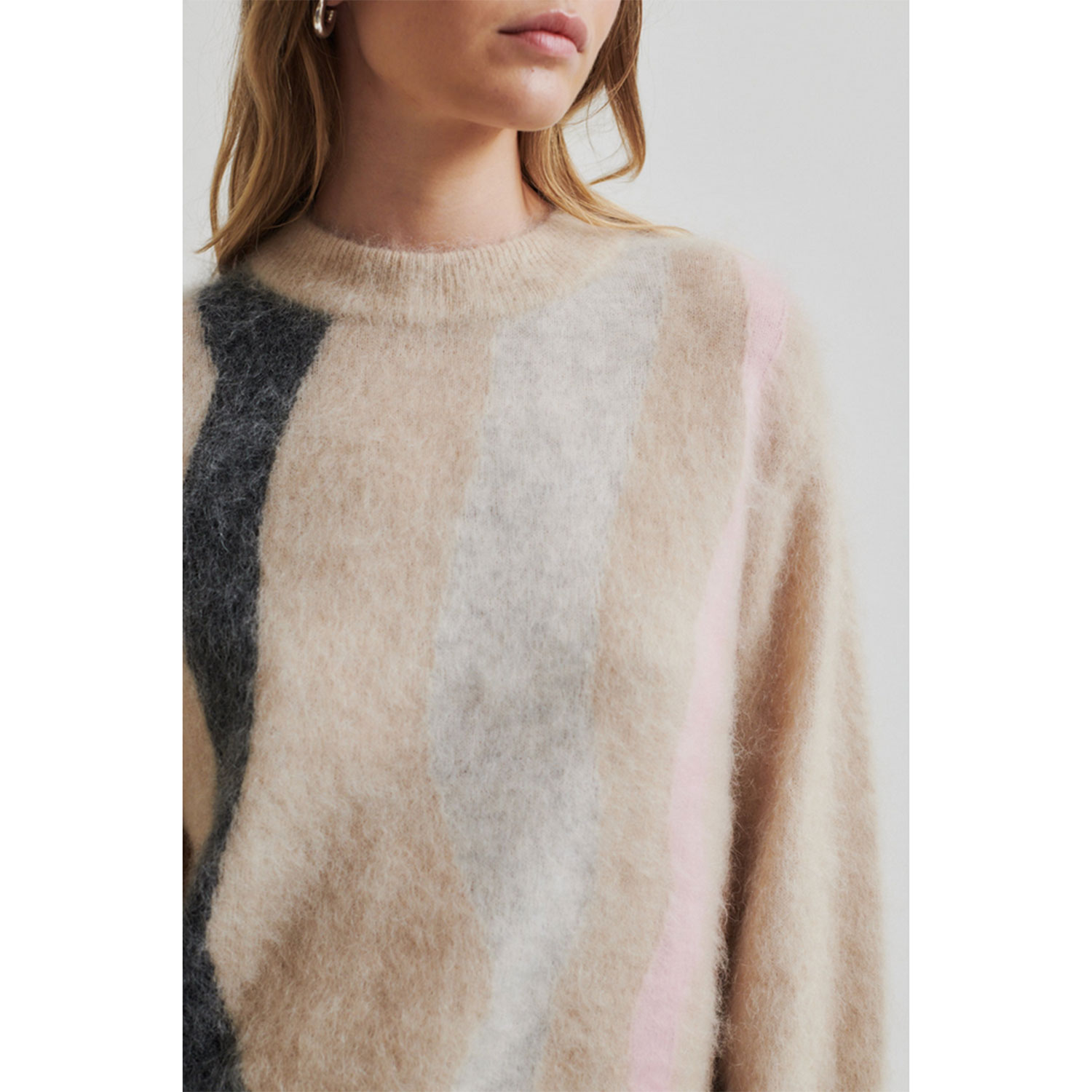 Second Female Marbel Strickpullover mit Rundhals-Ausschnitt in Beige mit Streifen von Second Female Detail