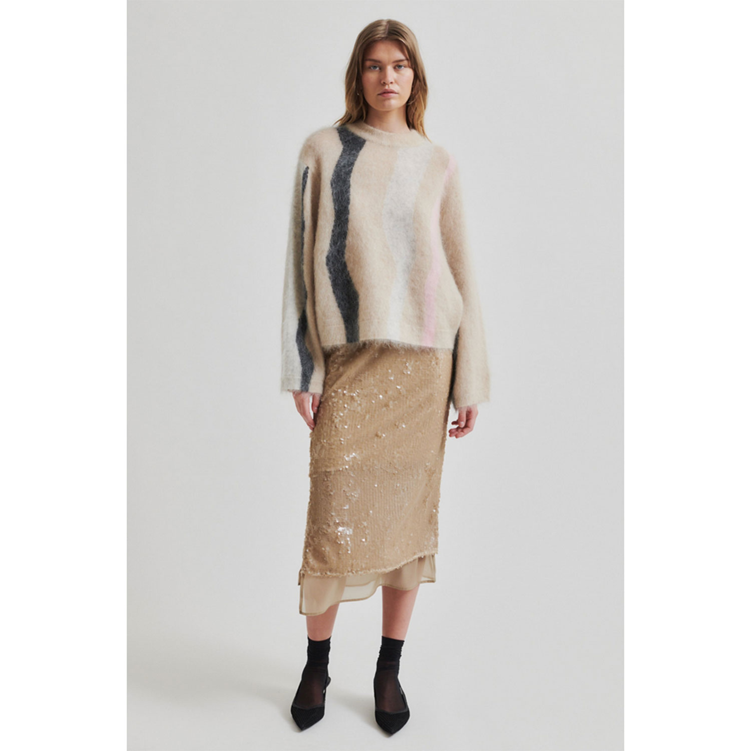 Second Female Marbel Strickpullover mit Rundhals-Ausschnitt in Beige mit Streifen von Second Female Model vorne