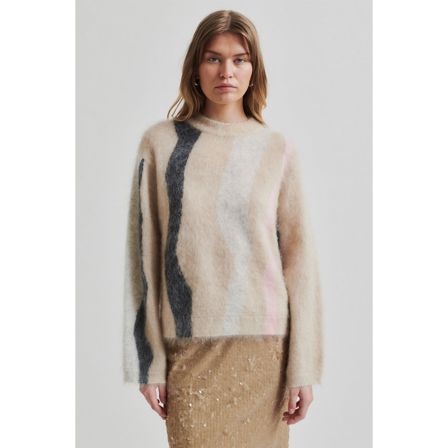 Second Female Marbel Strickpullover mit Rundhals-Ausschnitt in Beige mit Streifen von Second Female Model vorne