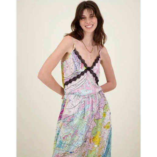 Me369 Mary Me369 Top mit mehrfarbigem Druck Model vorne