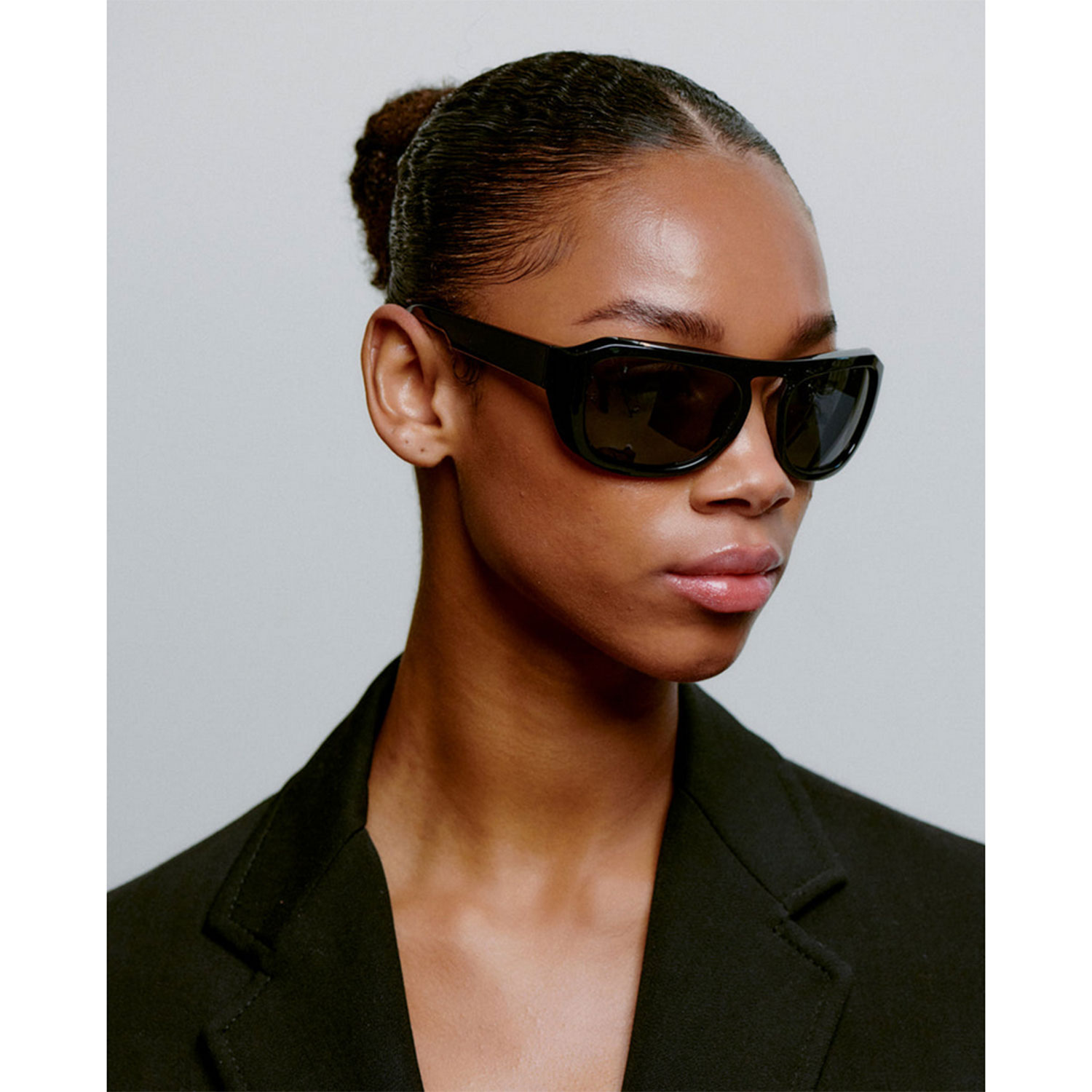 A.Kjaerbede Max Sonnenbrille in Schwarz von A.Kjaerbede Model seite