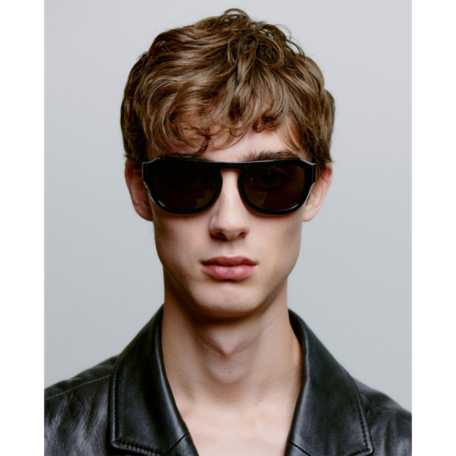 A.Kjaerbede Max Sonnenbrille in Schwarz von A.Kjaerbede Model vorne