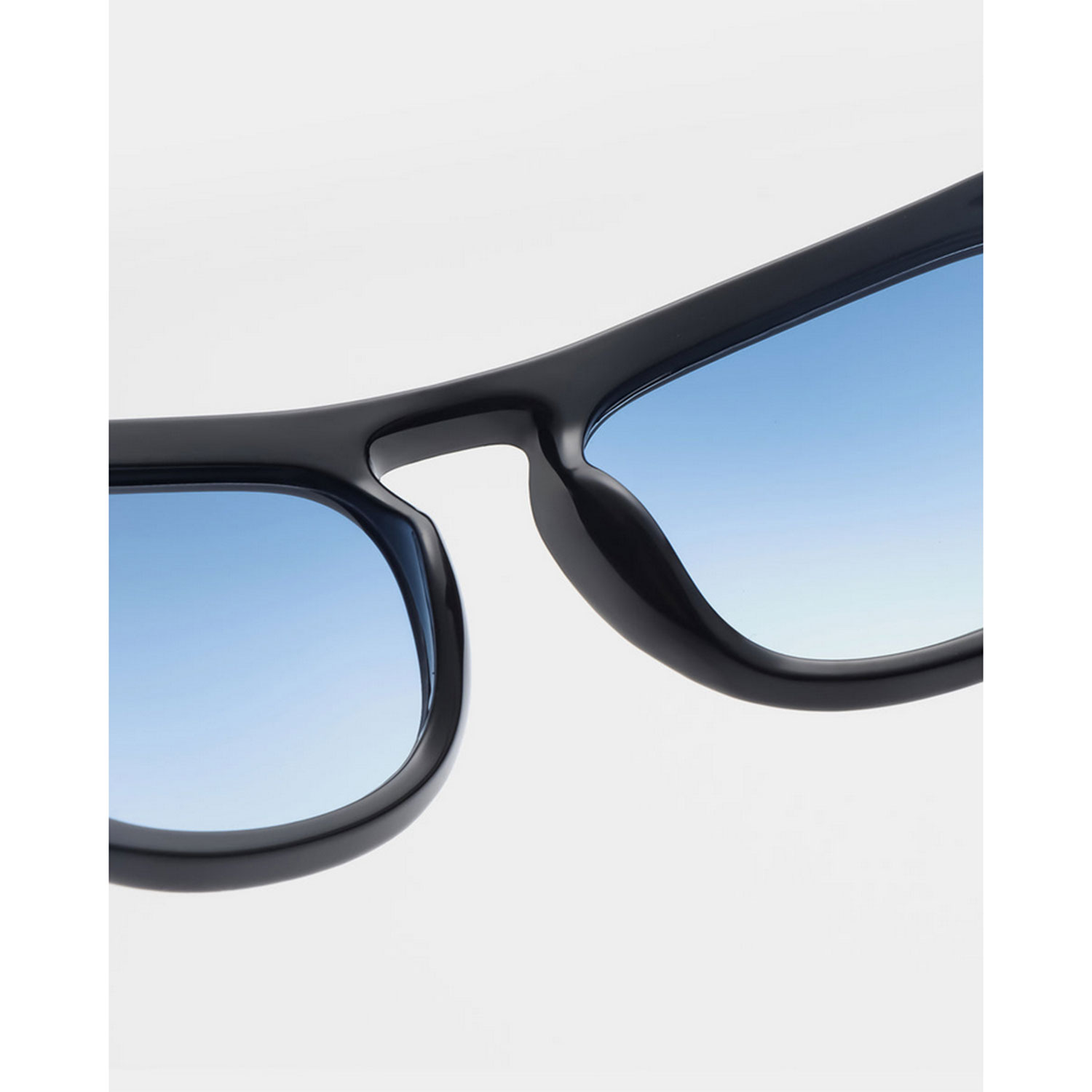 A.Kjaerbede Max Sonnenbrille in Schwarz mit blauen Gläser von A.Kjaerbede Detail