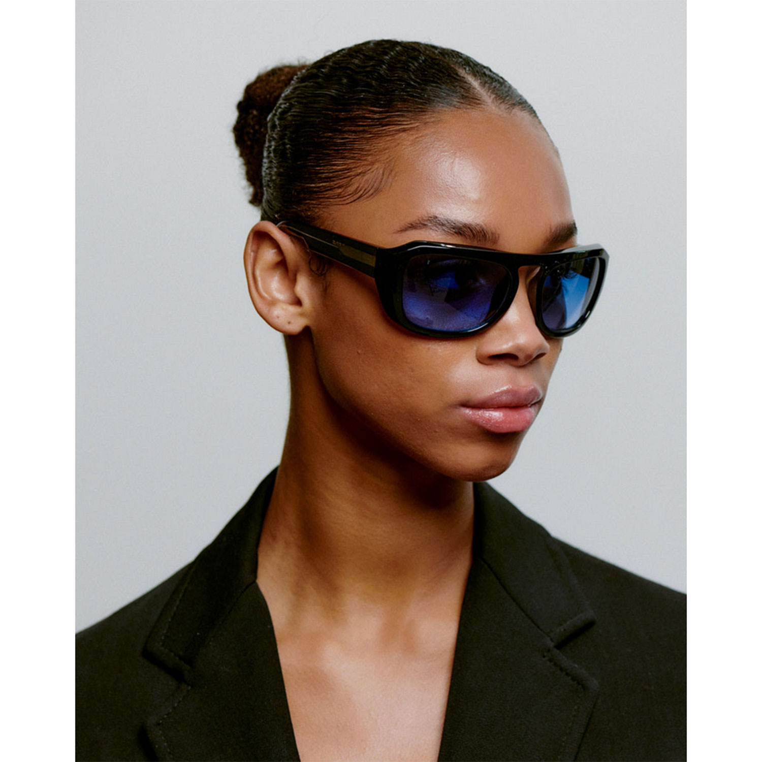 A.Kjaerbede Max Sonnenbrille in Schwarz mit blauen Gläser von A.Kjaerbede Model seite