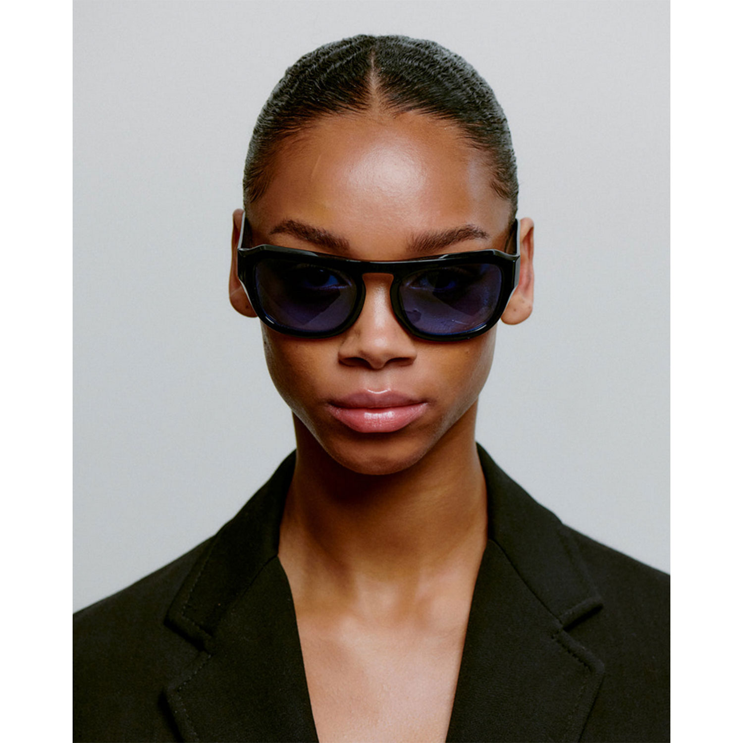 A.Kjaerbede Max Sonnenbrille in Schwarz mit blauen Gläser von A.Kjaerbede Model vorne