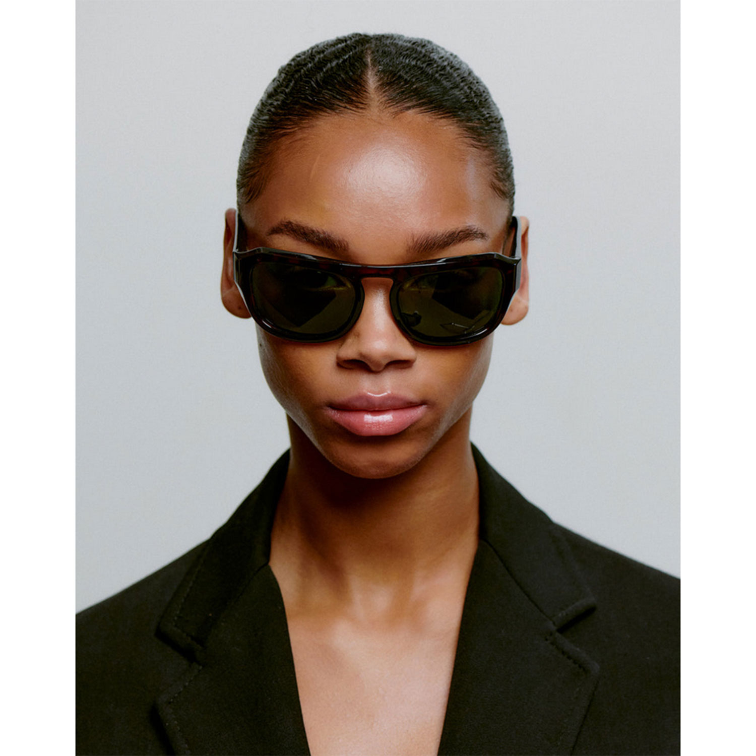 A.Kjaerbede Max Sonnenbrille in Braun meliert von A.Kjaerbede Model vorne