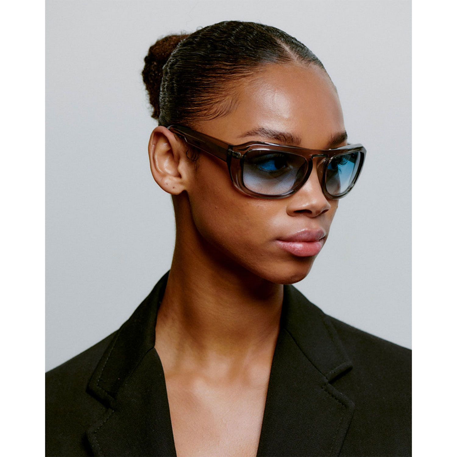 A.Kjaerbede Max Sonnenbrille in Grau transparent von A.Kjaerbede Model seite