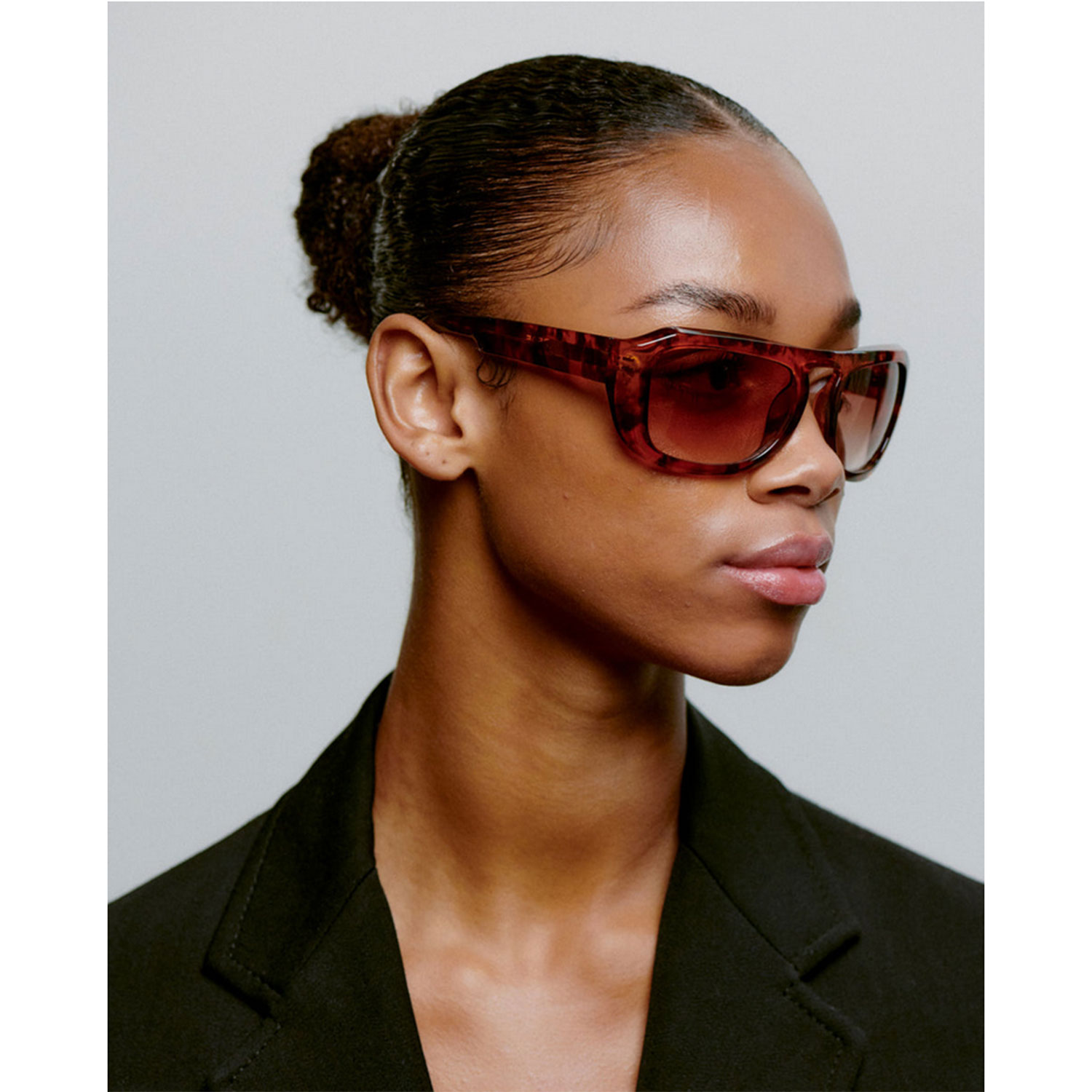 A.Kjaerbede Max Sonnenbrille in Braun meliert von A.Kjaerbede Model seite