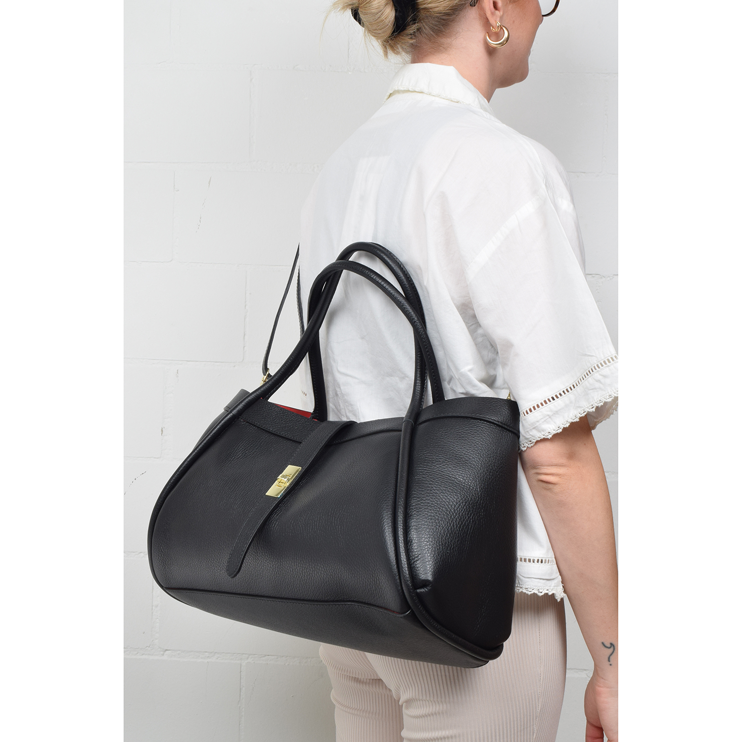 La Garçonne Accessoires Maxi Alyss Tasche in Schwarz von La Garçonne Accessoires Model vorne