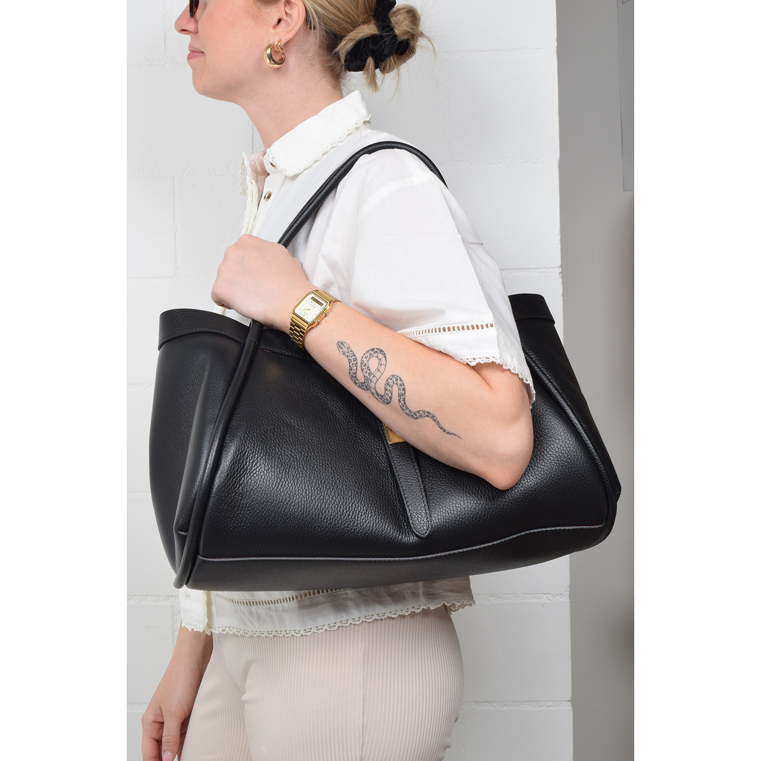 La Garçonne Accessoires Maxi Alyss Tasche in Schwarz von La Garçonne Accessoires Model vorne