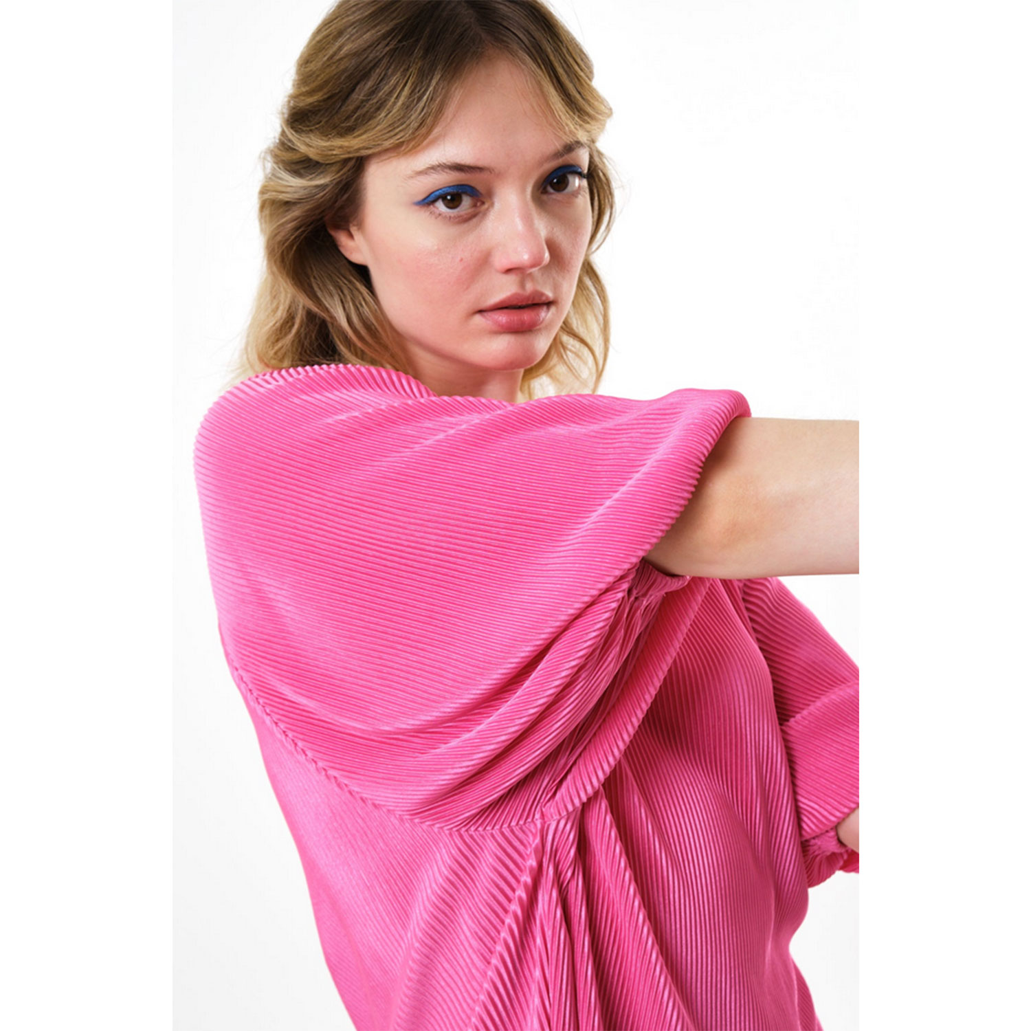 Louche Mayanna Bluse mit Rundhals-Ausschnitt und 3/4 langen Ärmel von Louche in Pink Model Detail