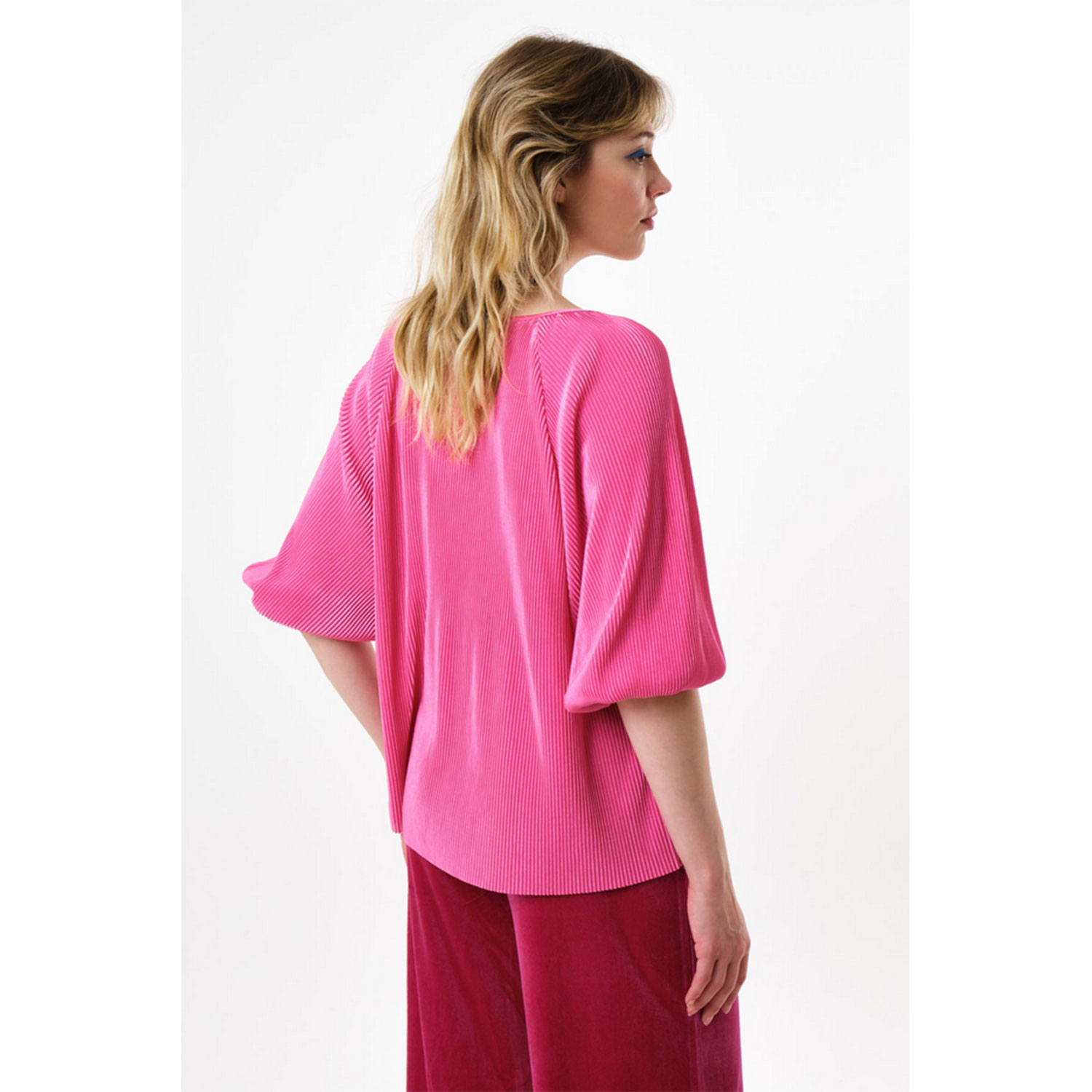 Louche Mayanna Bluse mit Rundhals-Ausschnitt und 3/4 langen Ärmel von Louche in Pink Model hinten