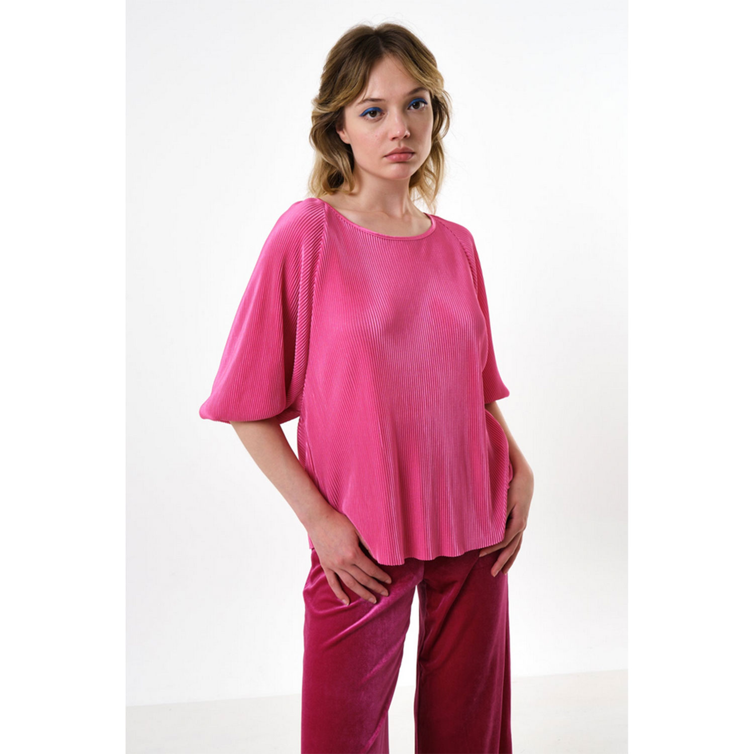 Louche Mayanna Bluse mit Rundhals-Ausschnitt und 3/4 langen Ärmel von Louche in Pink Model vorne