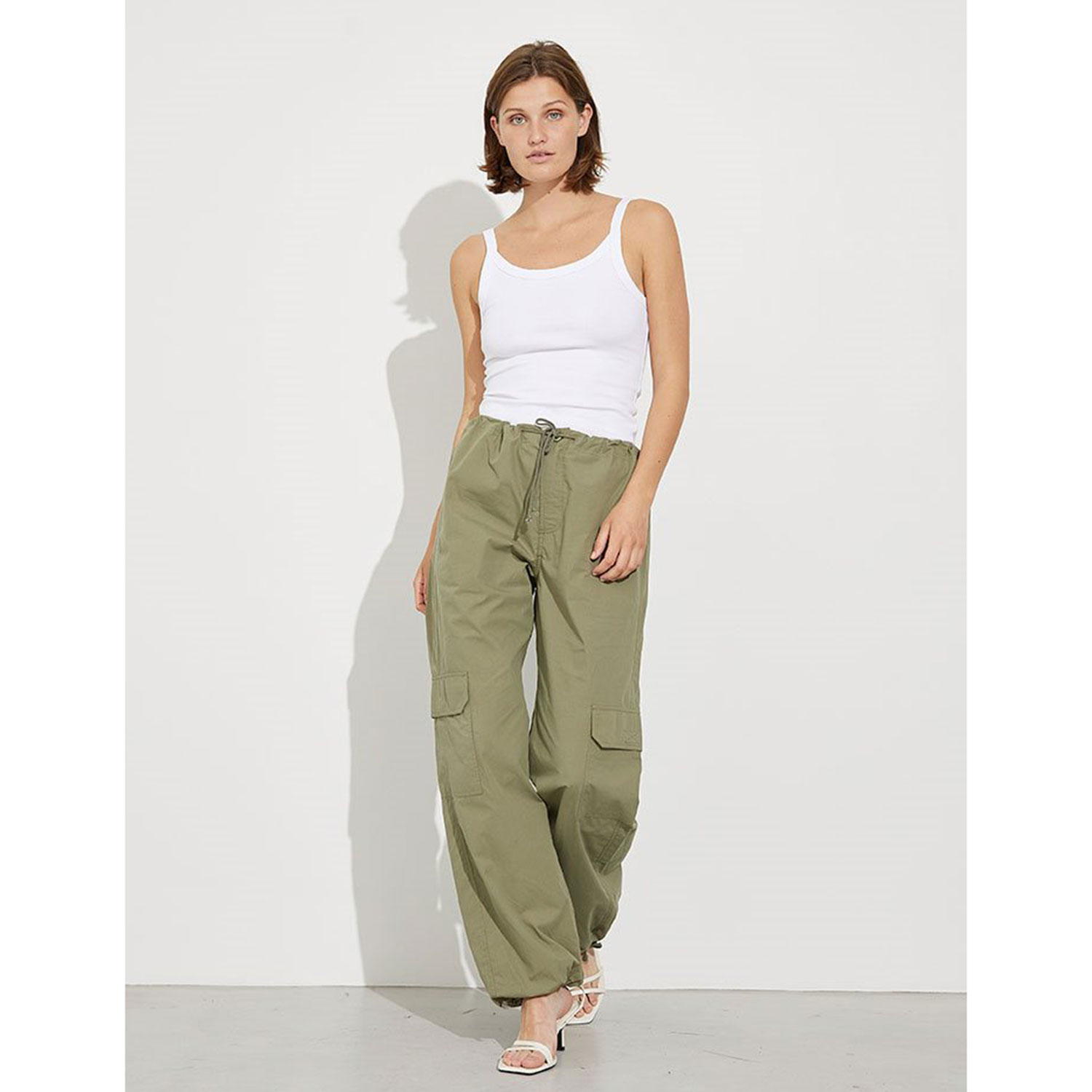 Global Funk Mayli Global Funk Cargohose Grün Model vorne