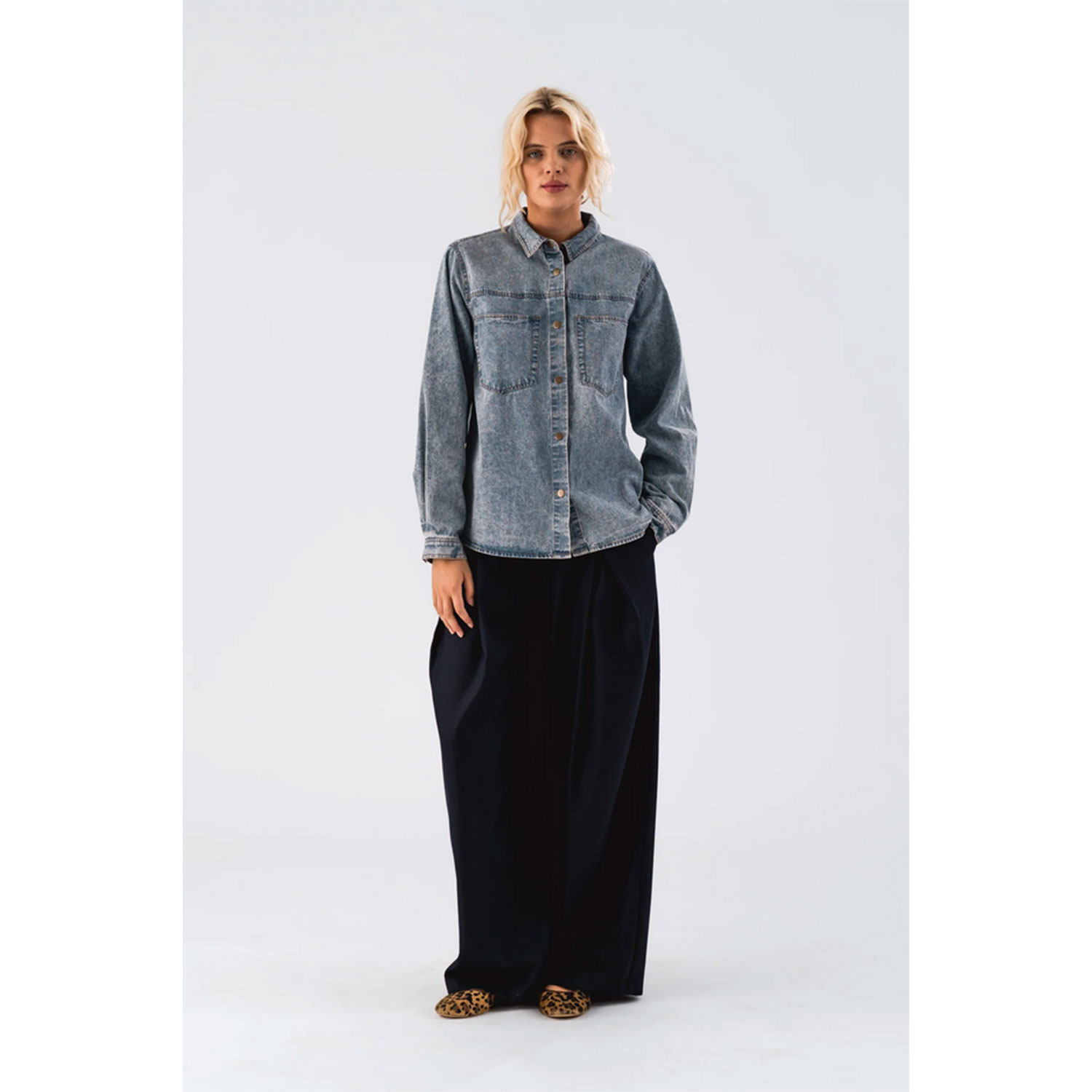 Lolly's Laundry Meg Lollys Laundry Hemd Denim Blau Model vorne