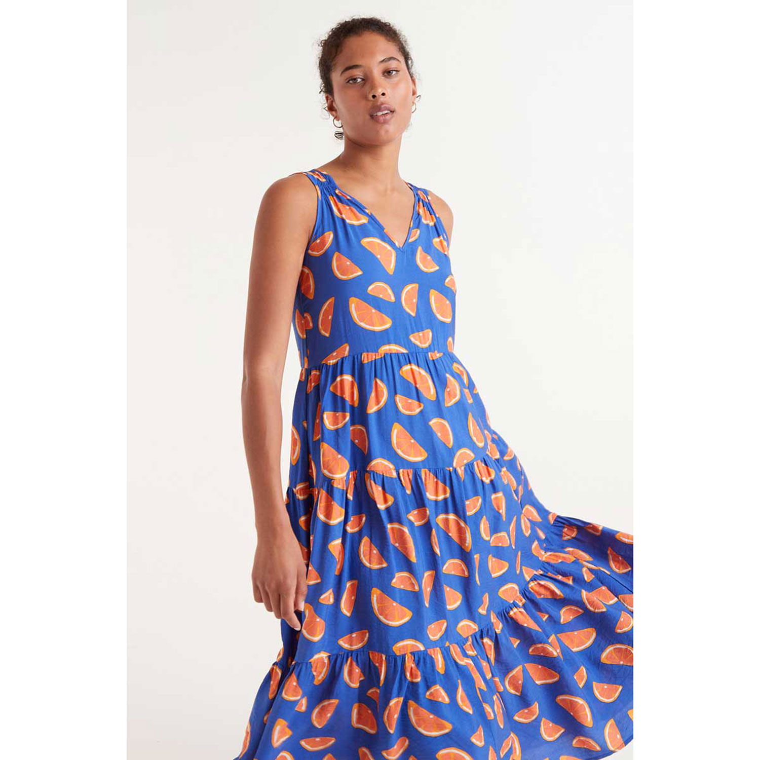 Compañia Fantastica Midi Kleid in Blau mit Orangen-Print von Compañia Fantastica Model vorne