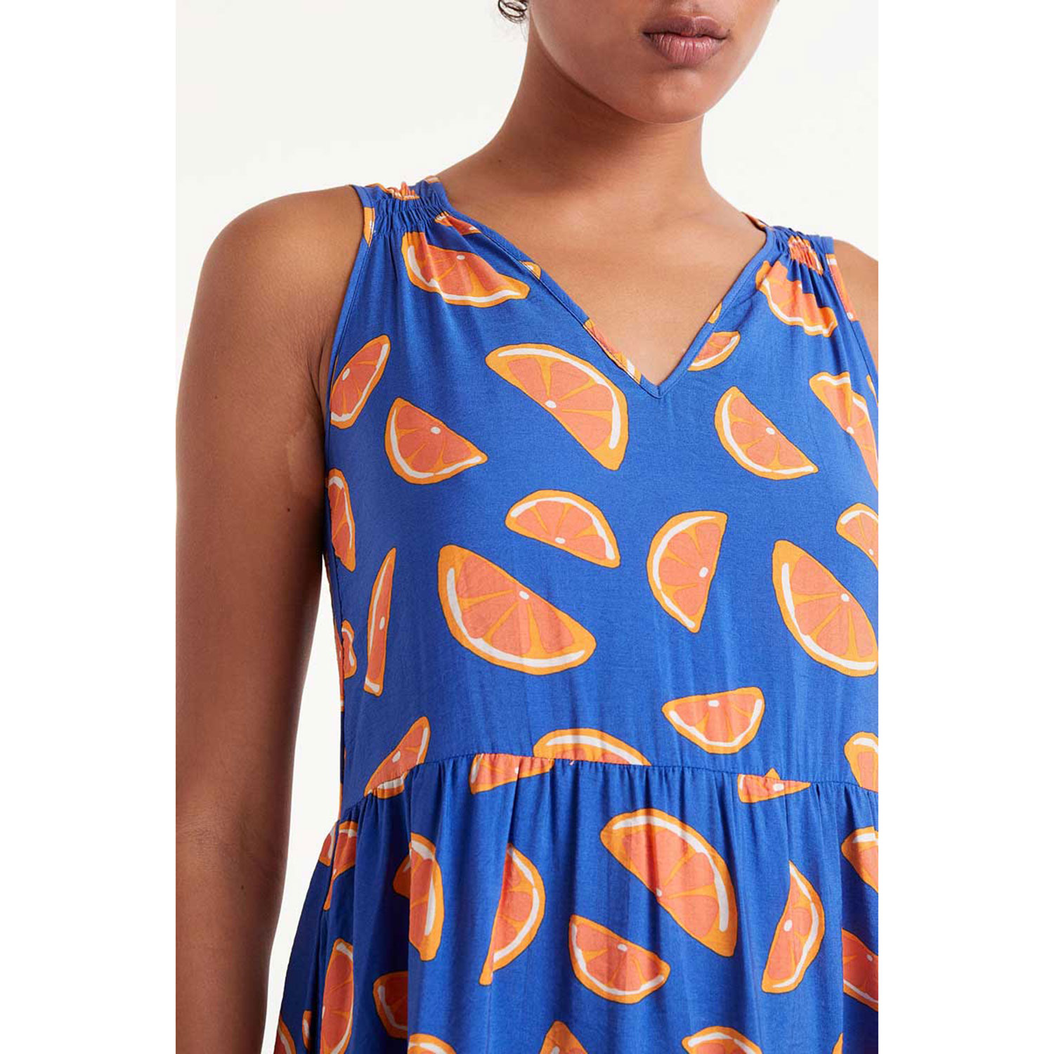 Compañia Fantastica Midi Kleid in Blau mit Orangen-Print von Compañia Fantastica Model Detail