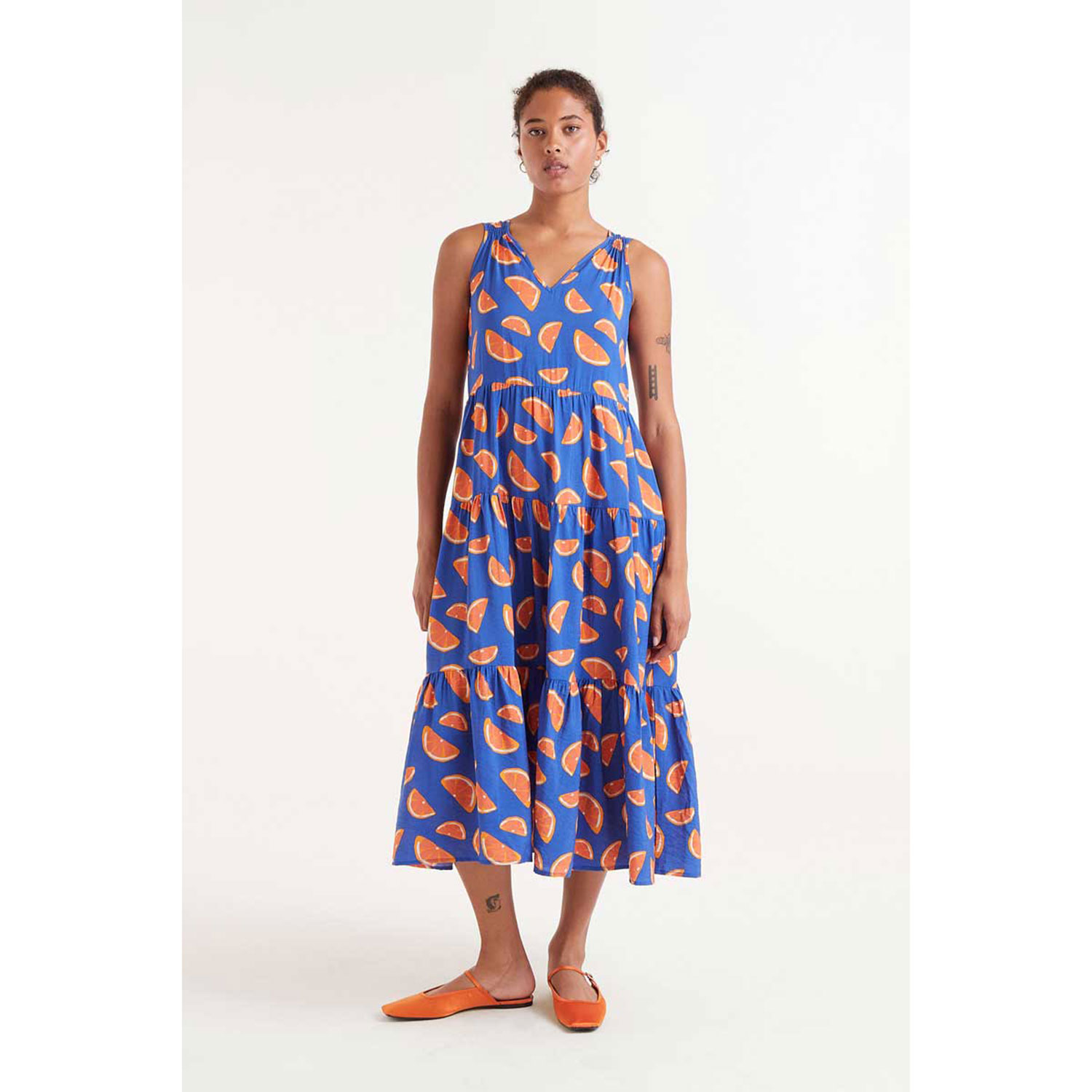 Compañia Fantastica Midi Kleid in Blau mit Orangen-Print von Compañia Fantastica Model vorne